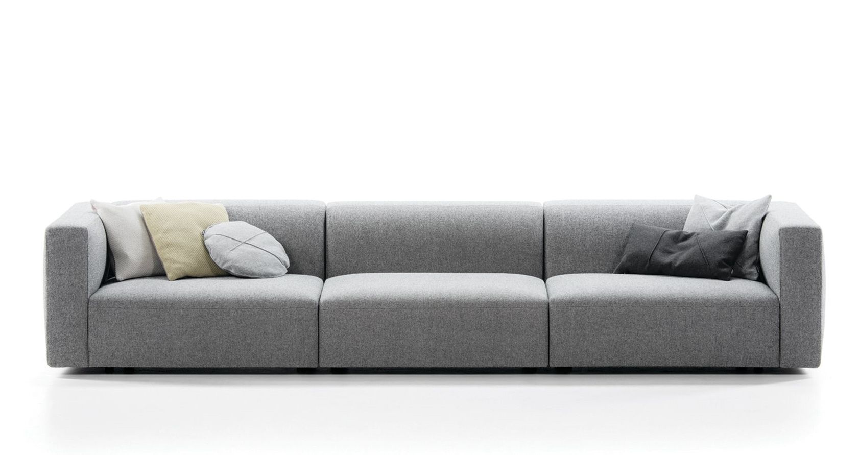 Graues Match XL Sofa von Prostoria mit Kissen, modernes Design für Wohnzimmer und Lounge.