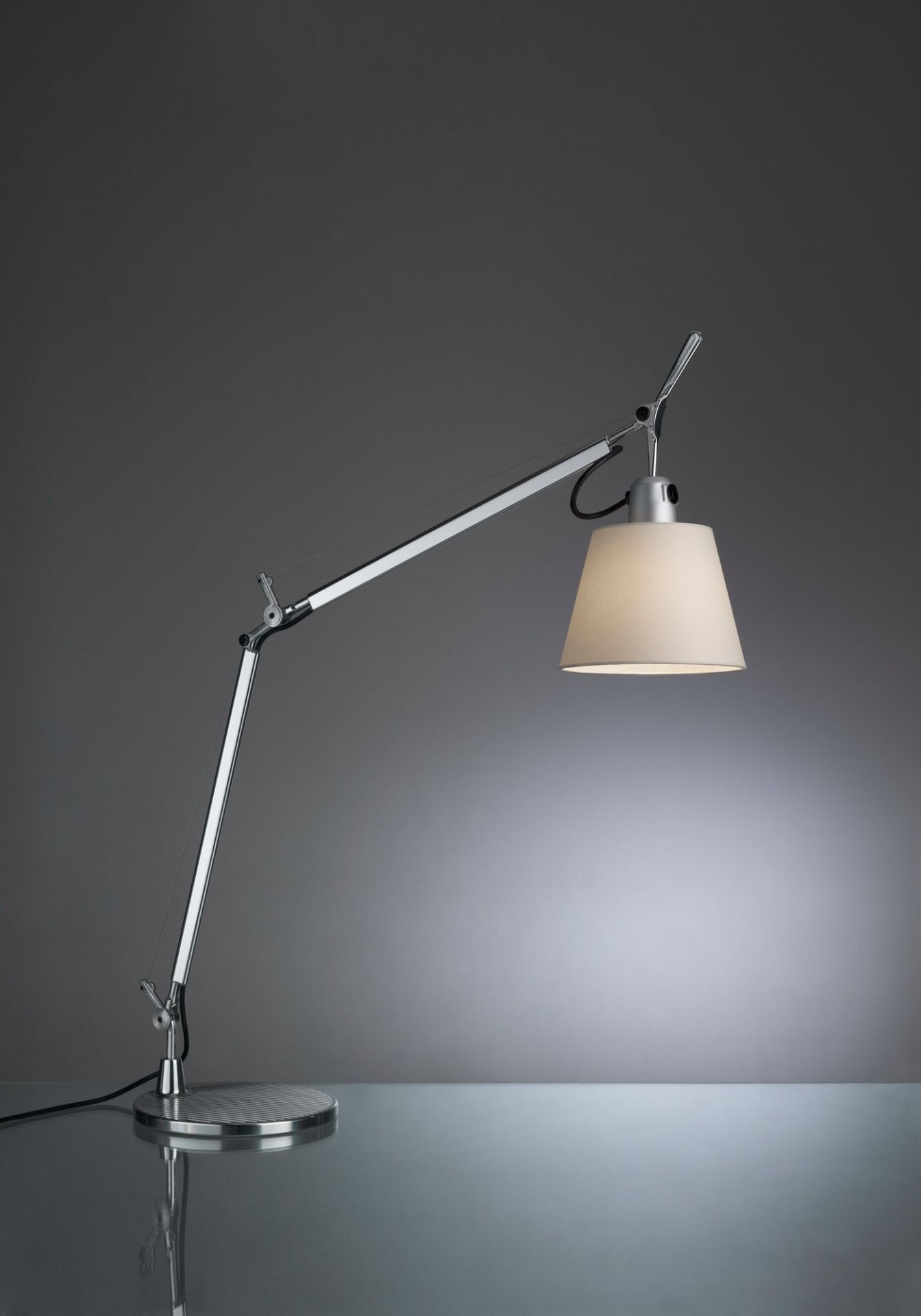 Artemide Tolomeo Tischleuchte mit beigem Stoffschirm, verstellbarer Chrom-Arm und rundem Fuß für den Schreibtisch.