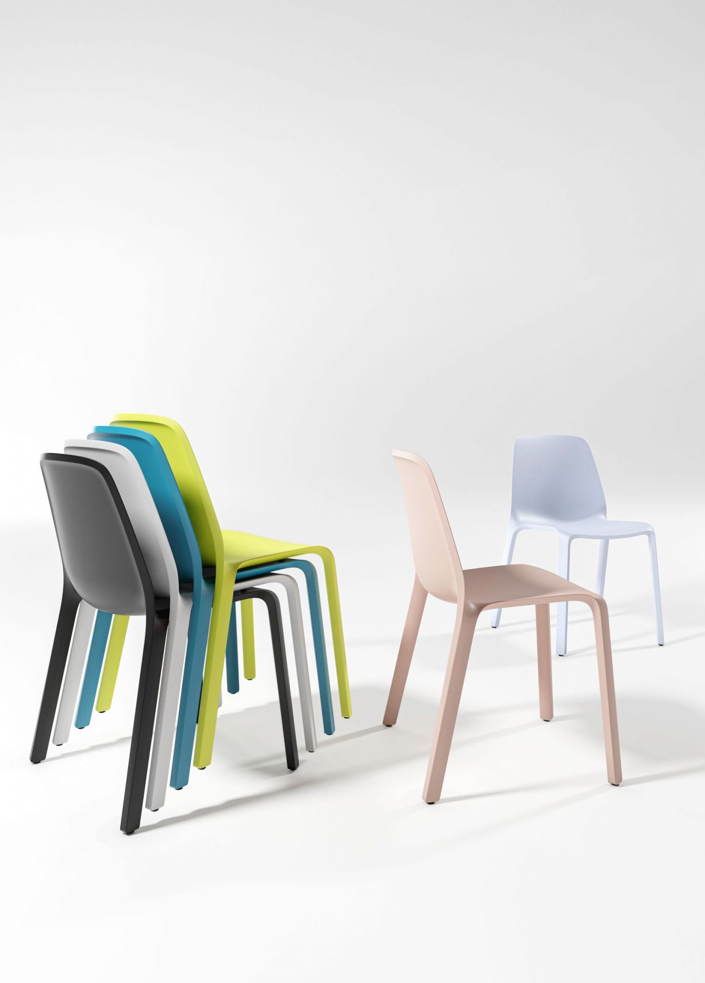 Monois1 Interstuhl Besucherstuhl in verschiedenen Farben gestapelt und einzeln, modernes Design für Büro und Wartezimmer.