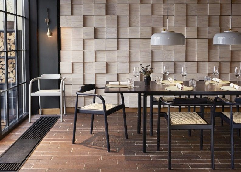 Esstisch mit marineblauen Podgy Pendant Pendelleuchten von Please Wait to be Seated.