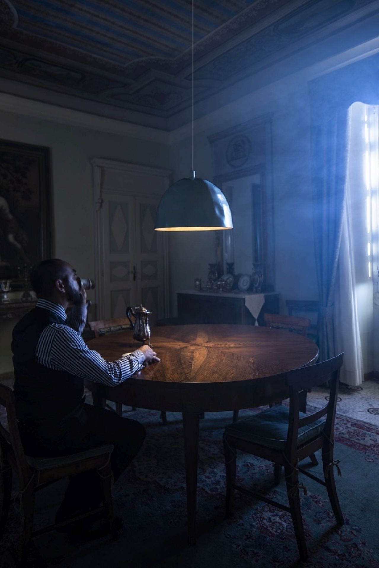 Petrolfarbene Foscarini Bump Pendelleuchte über Esstisch, modernes Design für Wohnzimmer und Essbereich.