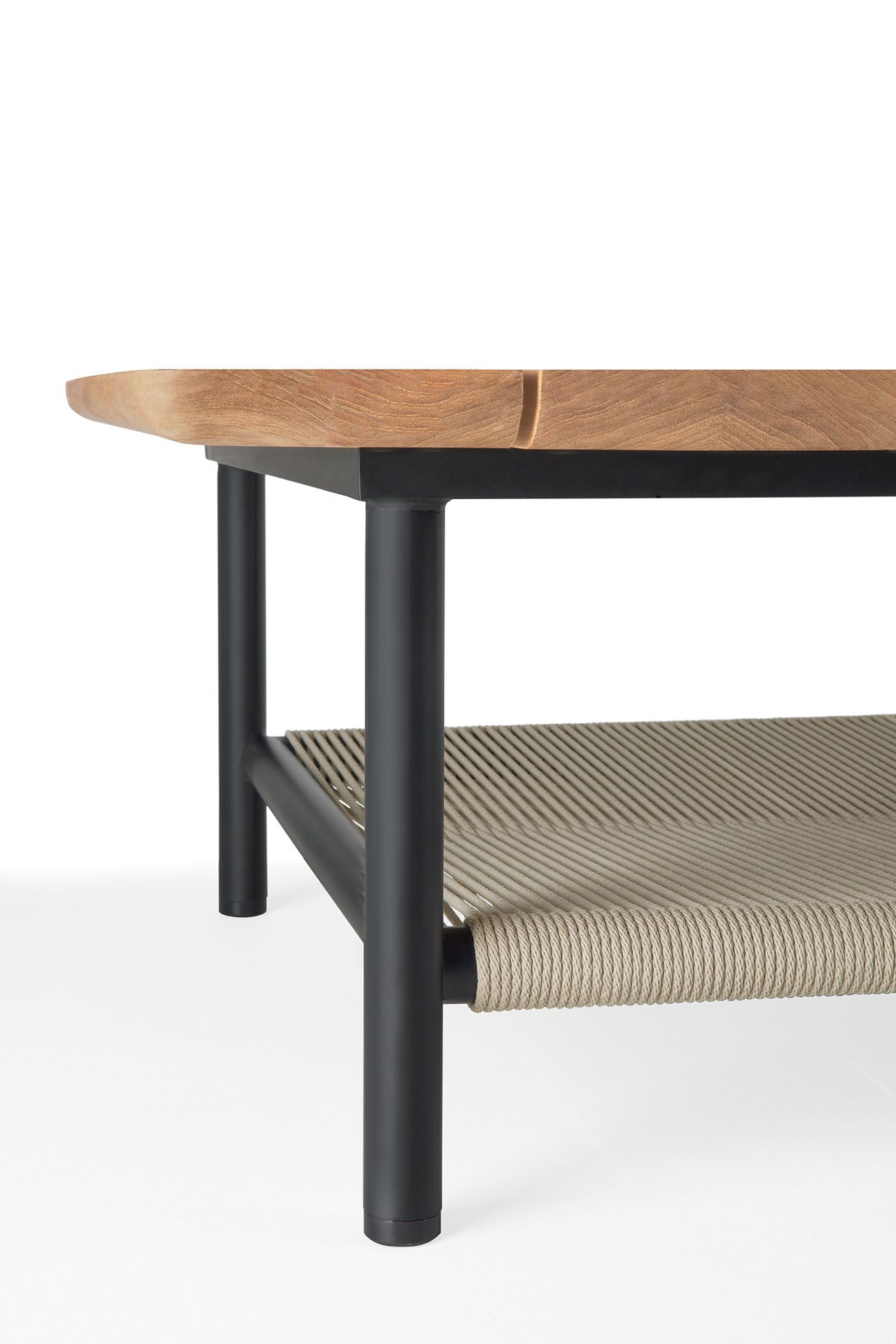Detailaufnahme des Ethnicraft Corbey Couchtisches: Teakholzplatte, schwarzes Aluminiumgestell und geflochtene Ablage. Outdoor Möbel.