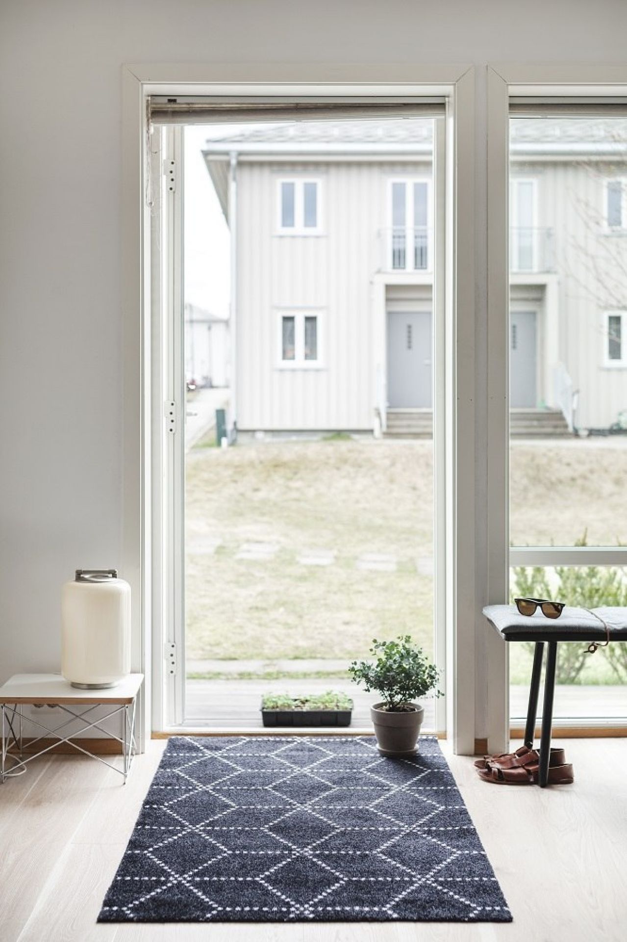 Schwarze Heymat Fußmatte mit Rautenmuster im Eingangsbereich. Indoor und Outdoor geeignet. Hagl Fußmatte.