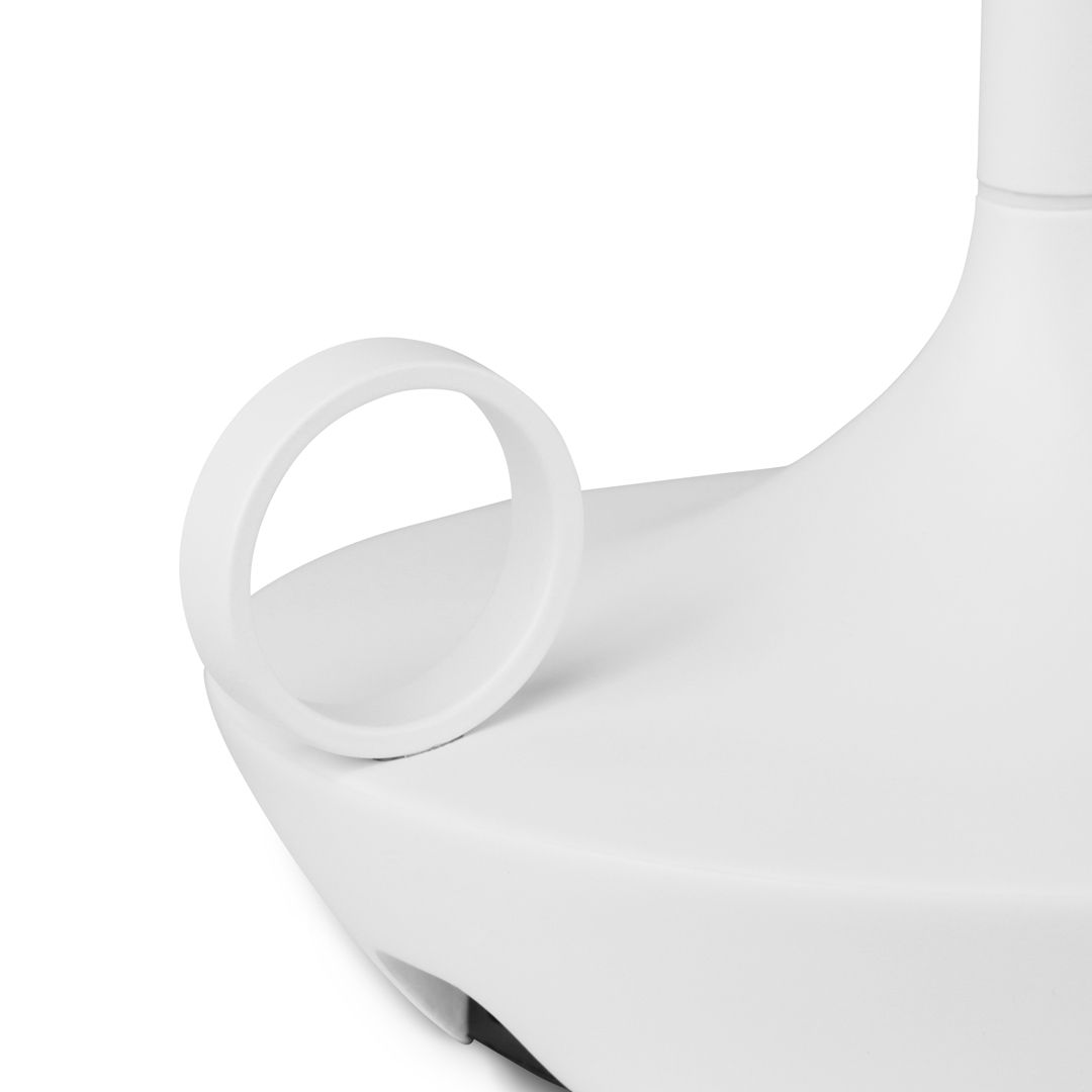 Detailaufnahme der weißen Wick Akkuleuchte von Graypants, eine moderne Tischleuchte mit USB-Anschluss.