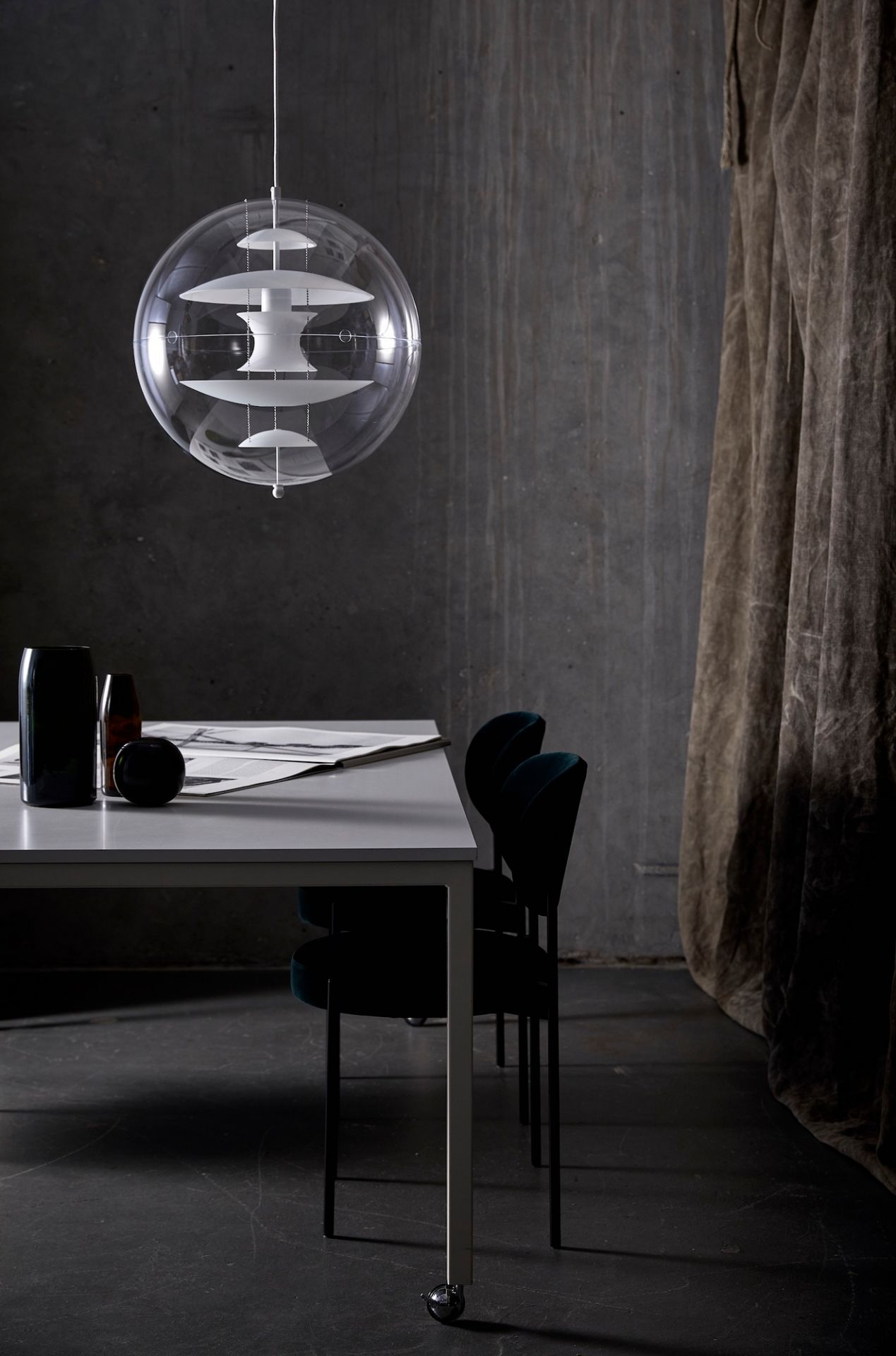 VP Globe Pendelleuchte von Verpan über Esstisch mit Stühlen, modernes Design für Wohnzimmer und Essbereich.