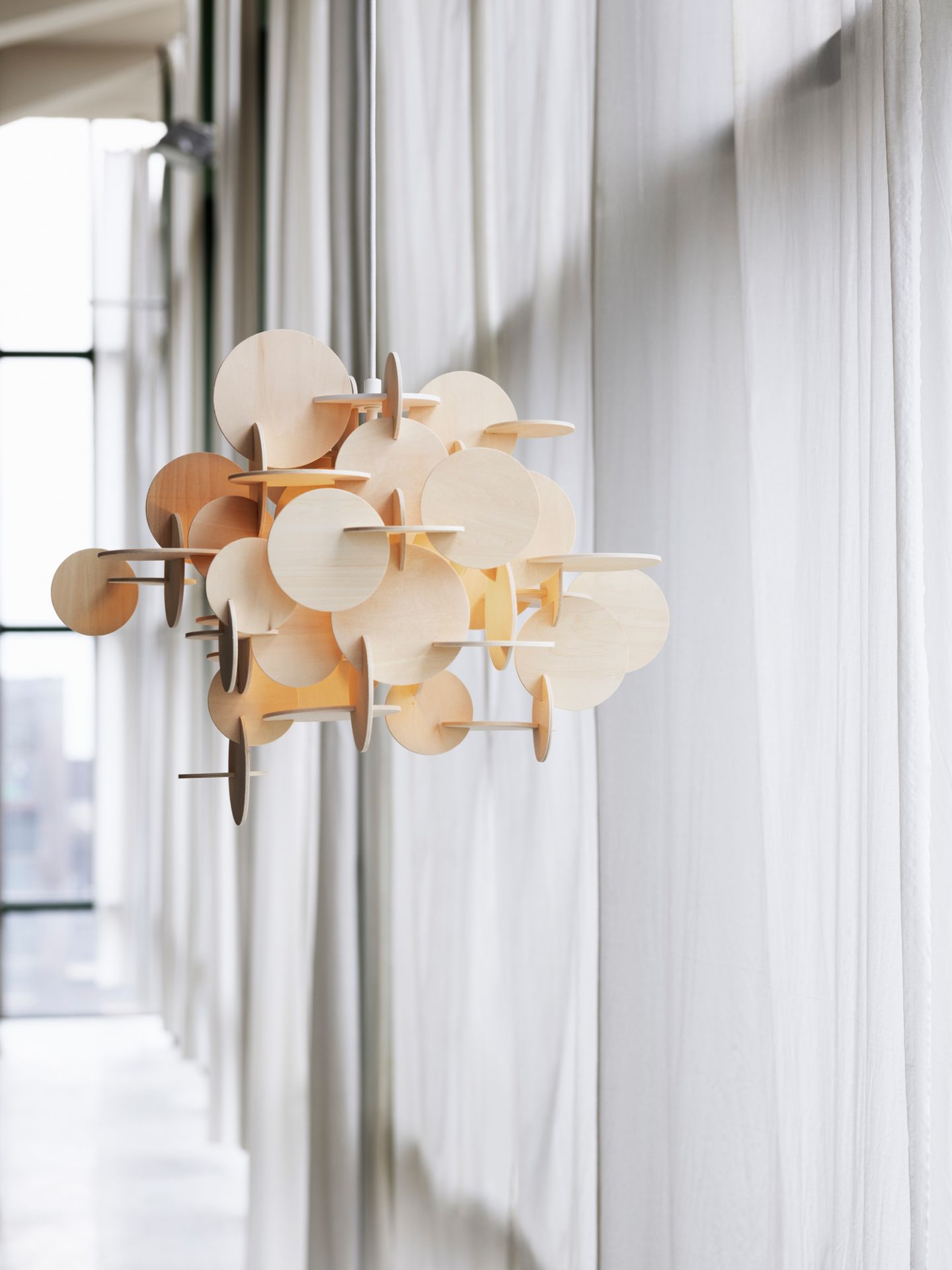 Nahaufnahme der Bau Lamp Natur Pendelleuchte von Normann Copenhagen, kleine Holzlampe.