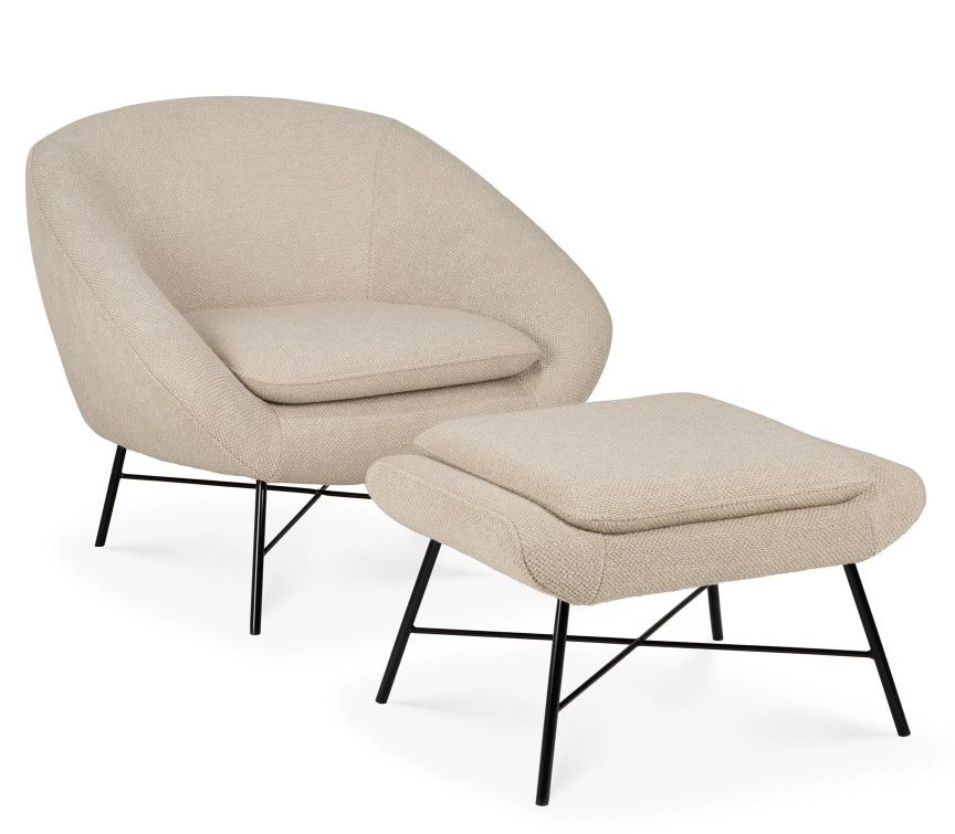 Barrow Fußhocker von Ethnicraft: Beiger Sessel mit passendem Fußhocker und schwarzen Metallbeinen.