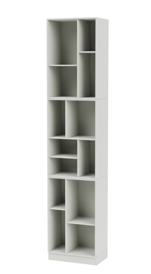 Weißes Loom Bücherregal im nordischen Design mit Fächern unterschiedlicher Größe für Bücher und Dekoration.