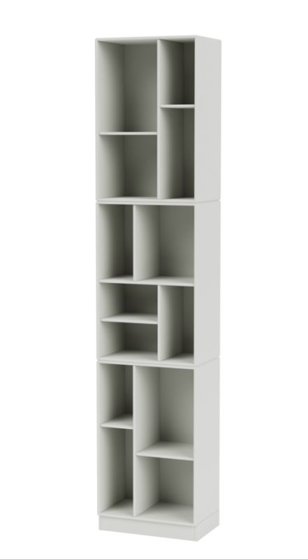 Weißes Loom Bücherregal im nordischen Design mit Fächern unterschiedlicher Größe für Bücher und Dekoration.