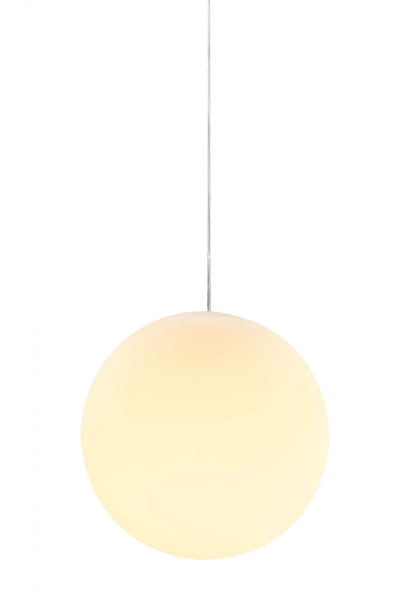 Große, runde Luna Lamp Pendelleuchte von Design House Stockholm, leuchtend und schwebend.