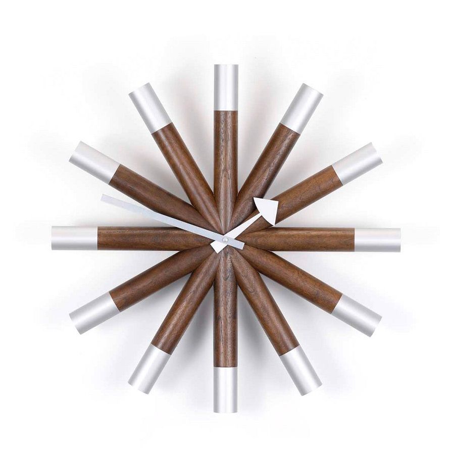 Vitra Wheel Clock Wanduhr mit Holz- und Metallelementen in Sternform, moderne Wanddekoration.