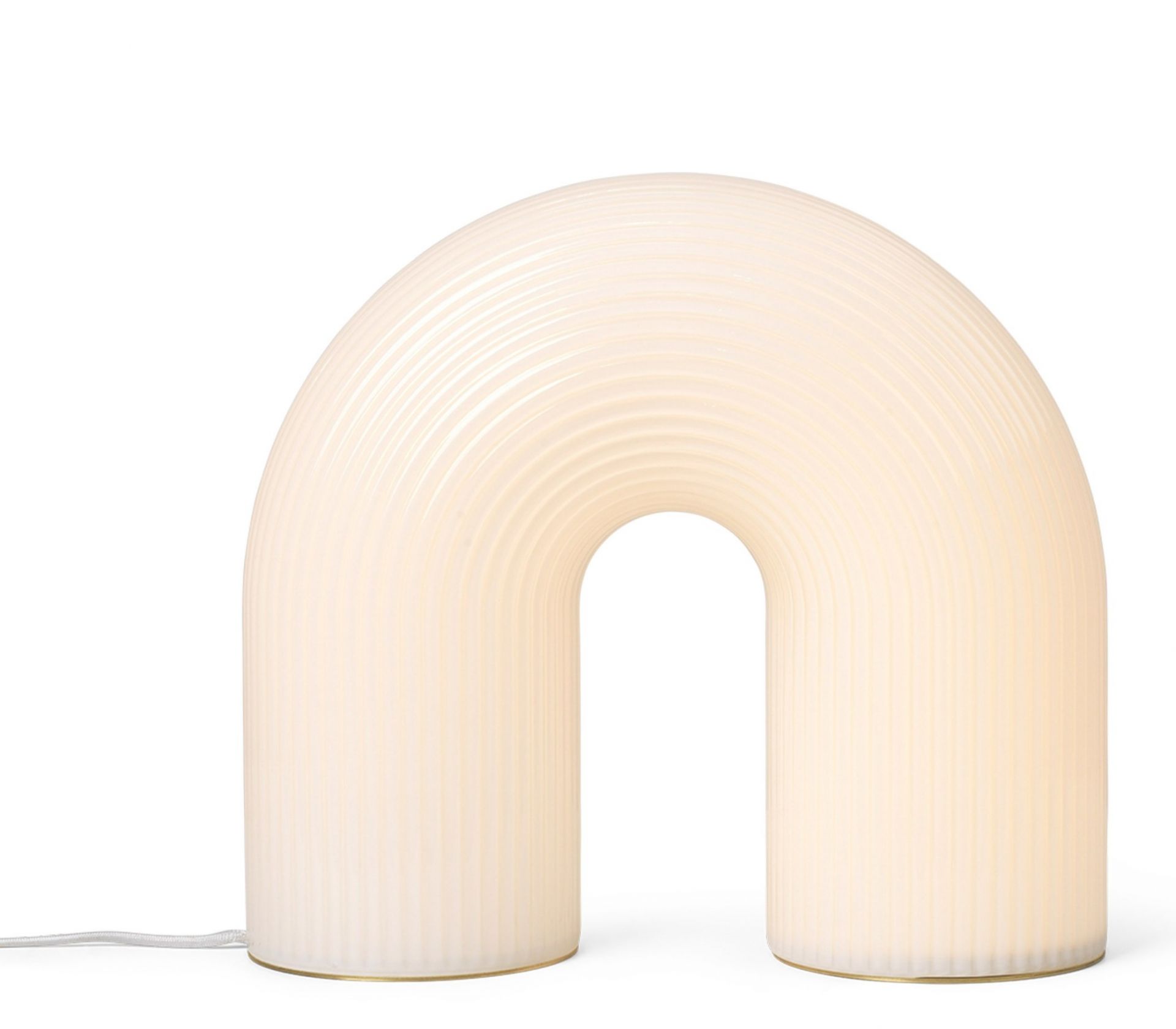 Nahaufnahme der Vuelta Stehleuchte von Ferm Living, eine moderne Bogenlampe mit sanftem, warmem Licht.