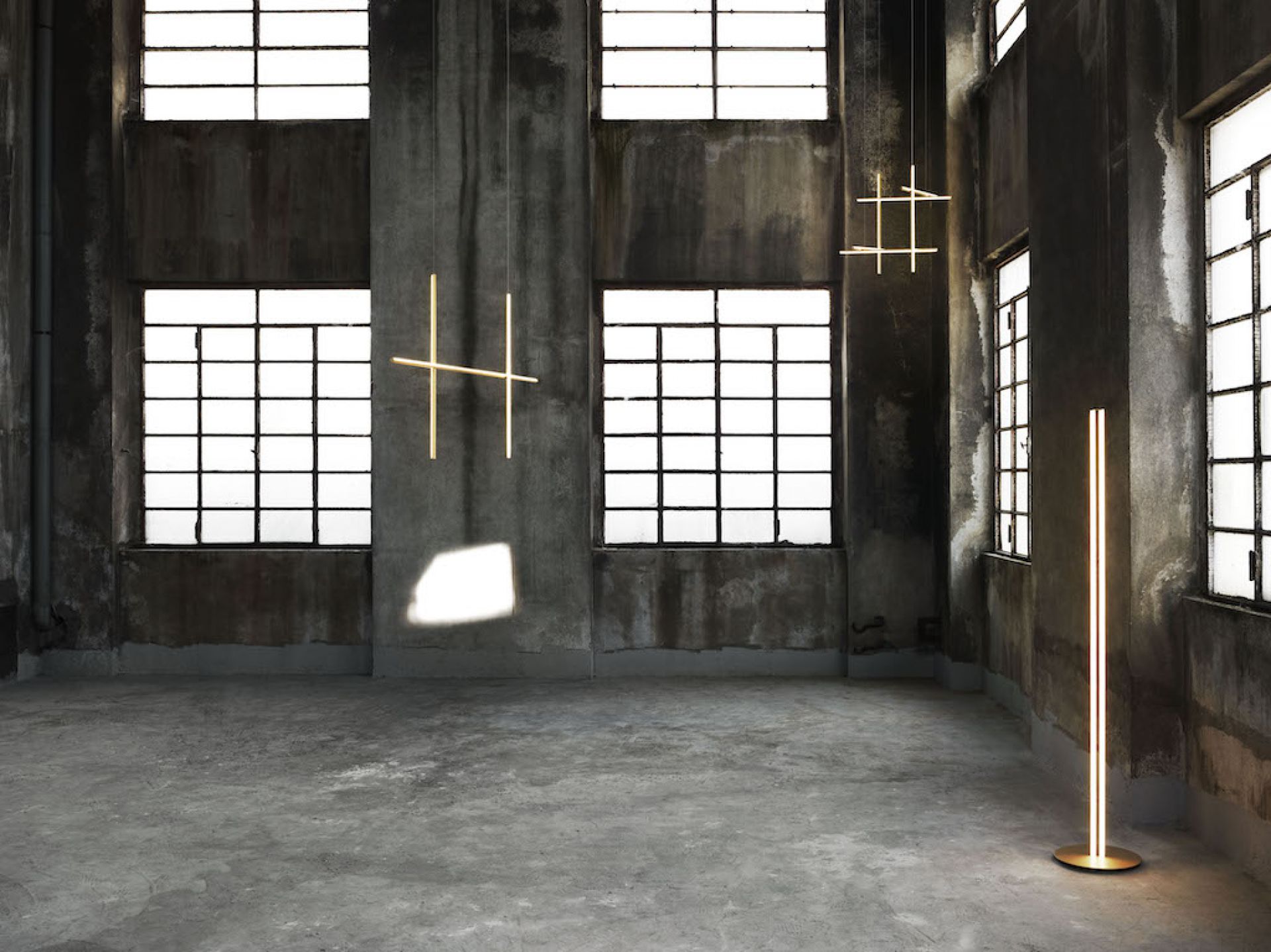 Coordinates F LED Stehleuchte von Flos: Moderne, minimalistische Bodenleuchte in einem industriellen Raum.