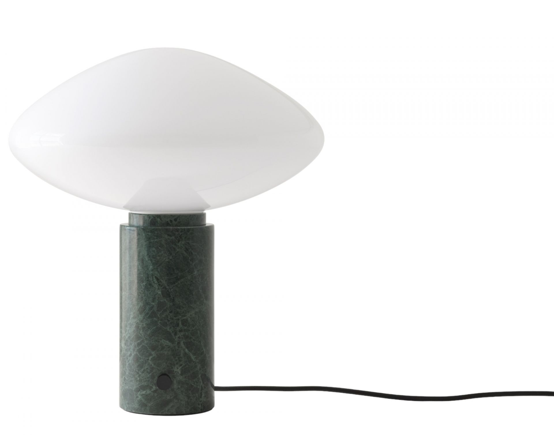 Mist AP17 Tischleuchte von AndTradition in Grün: Moderne Lampe mit weißem Schirm und Marmorfuß.