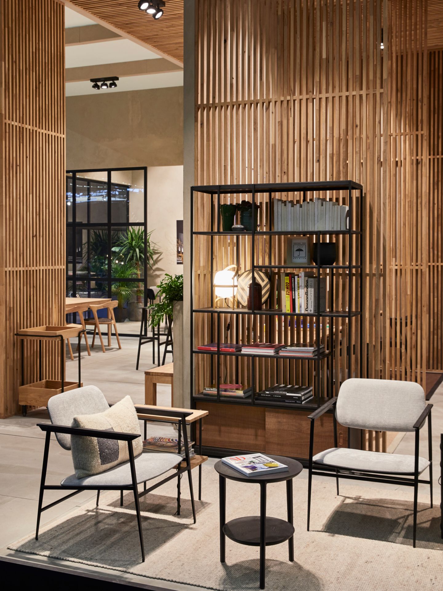 Studio Regal von Ethnicraft: Offenes Bücherregal aus schwarzem Metall und Holz im Wohnzimmer.