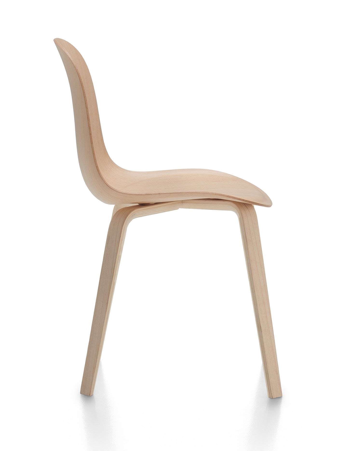 Press Chair Holzstuhl von MDF Italia, Seitenansicht. Moderner Stuhl aus hellem Holz.