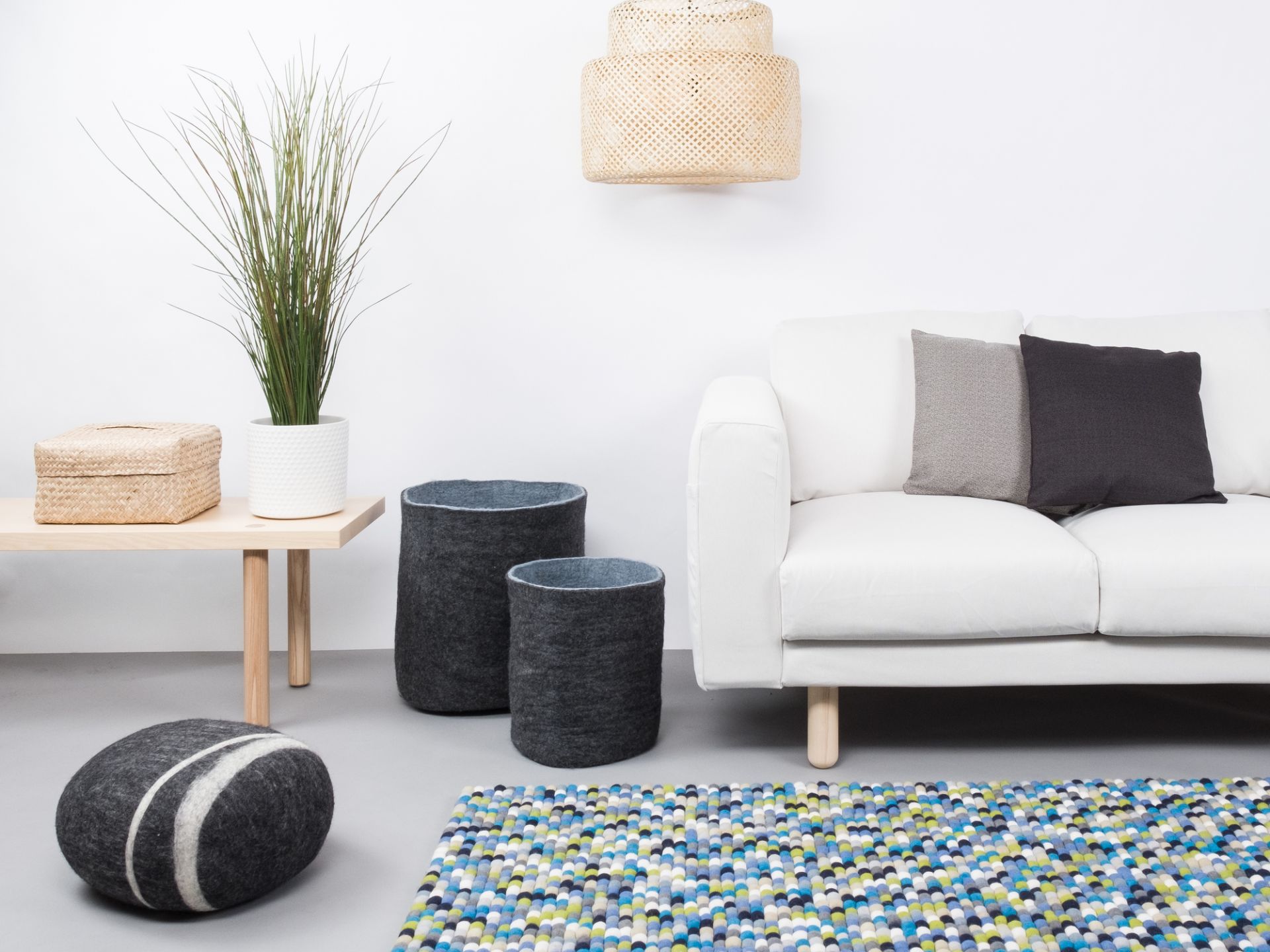 Myfelt Filzkugel Teppich 140x200 cm in modernem Wohnzimmer mit Sofa und Dekoration.