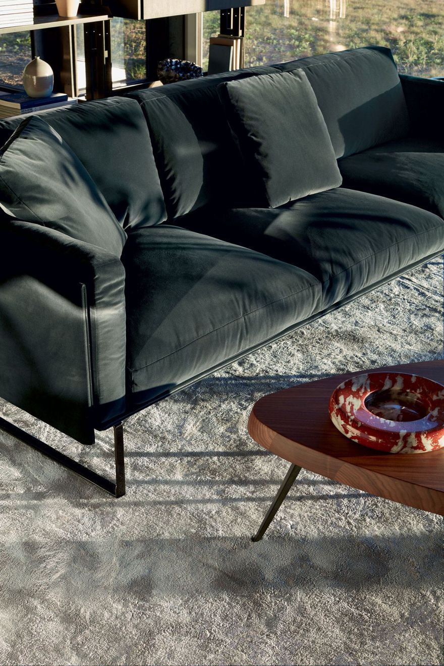 Nahaufnahme des Cassina 8 Sofa 3-Sitzer in dunklem Stoff mit Kissen und Beistelltisch.