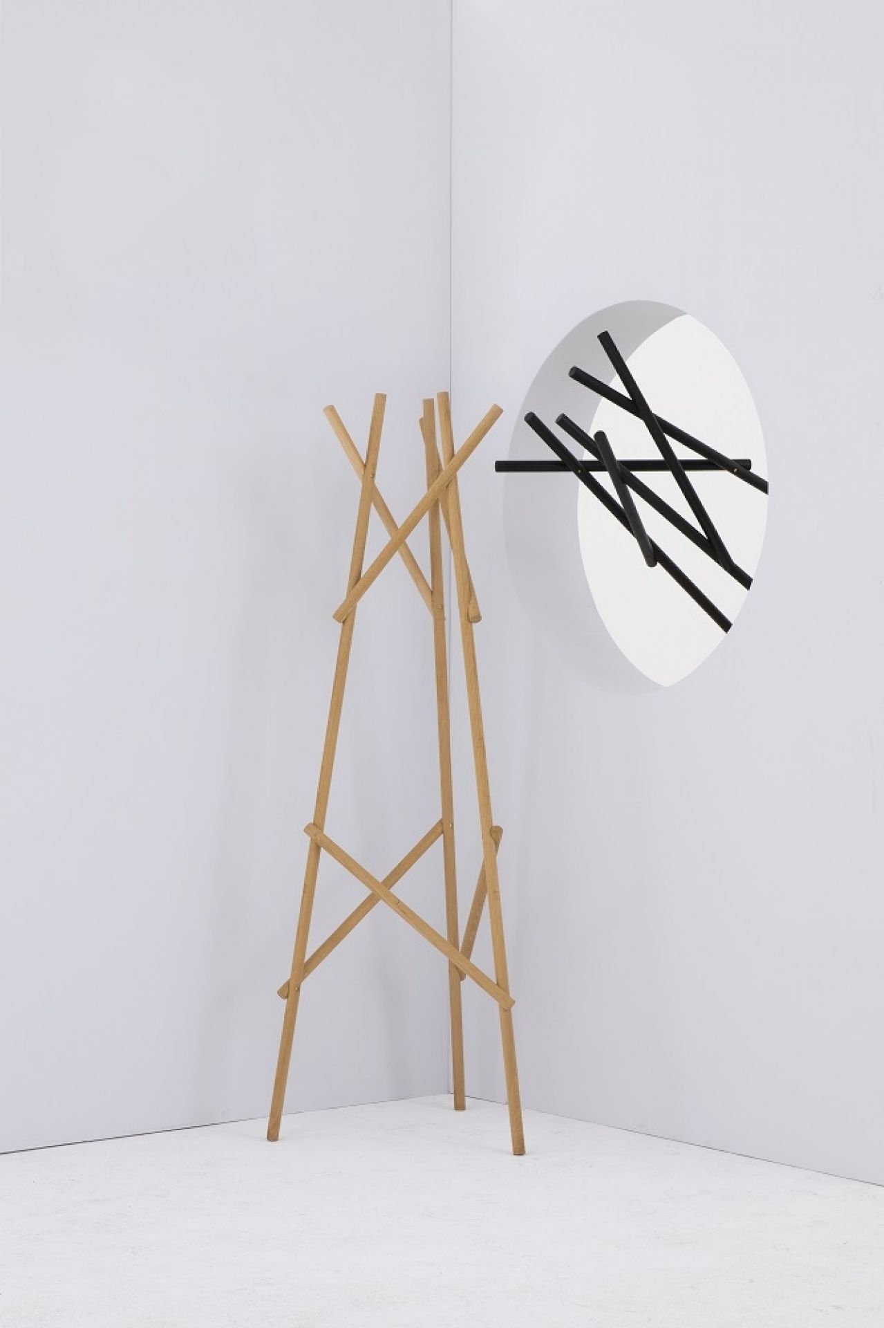 Kendo Garderobenständer aus Eiche Natur von Cascando, moderner Kleiderständer für Flur oder Büro.