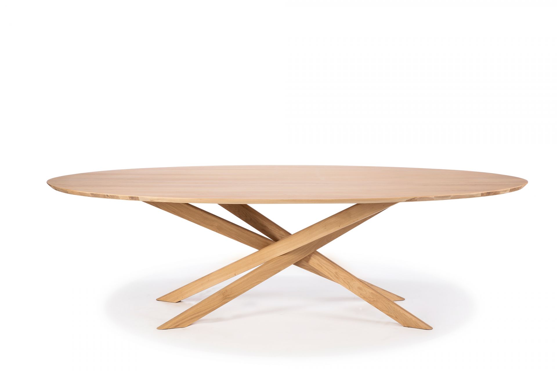 Ovaler Mikado Esstisch aus Eiche von Ethnicraft mit einzigartigem, gekreuztem Untergestell.