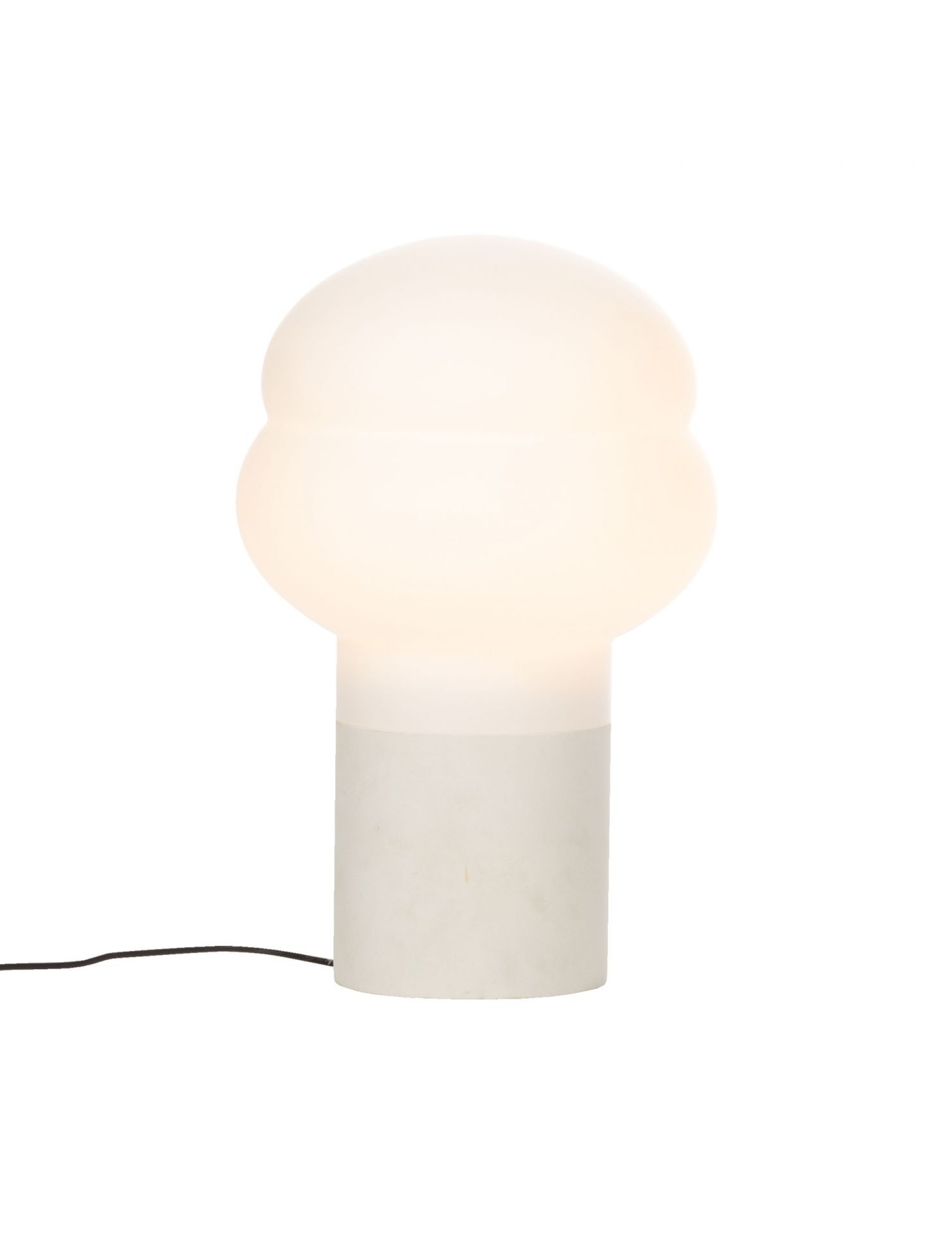 Weiße Kumo Tischleuchte von Pulpo, modernes Design mit sanftem Lichtschein.