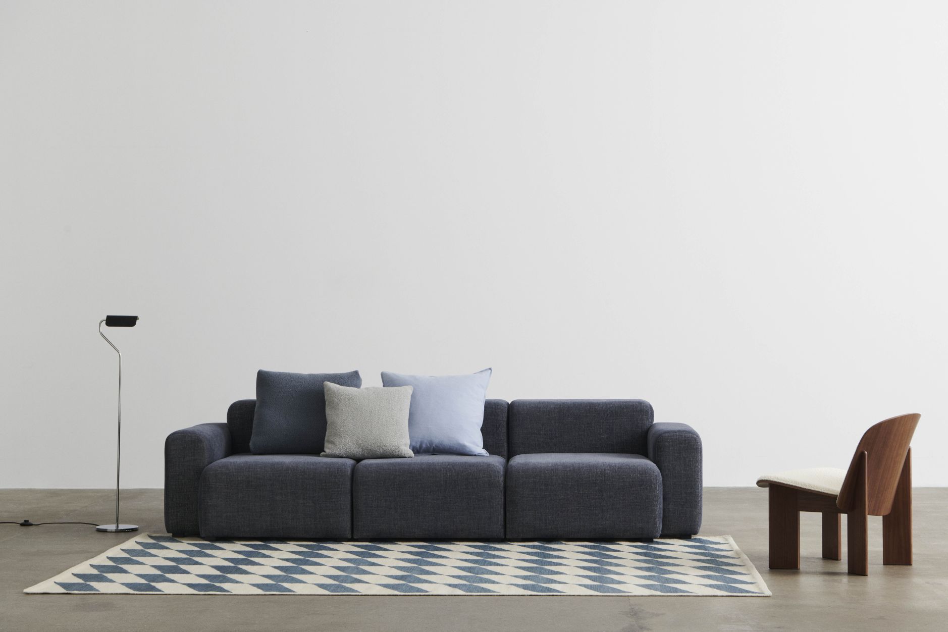 Mags Sofa 3-Sitzer in Blau mit Linara Stoff. Modernes Sofa für Wohnzimmer und Lounge.