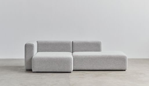 Graues Mags Sofa mit Armlehne links, ein modernes modulares Sofa für Wohnzimmer und Lounges.