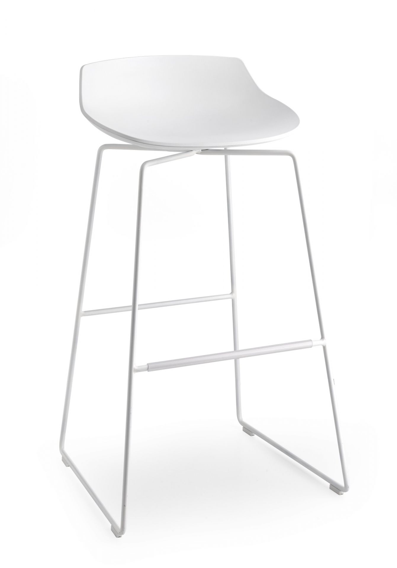 Weißer Flow Stool Hocker / Barhocker mit minimalistischem Design und Stahlgestell vor weißem Hintergrund.