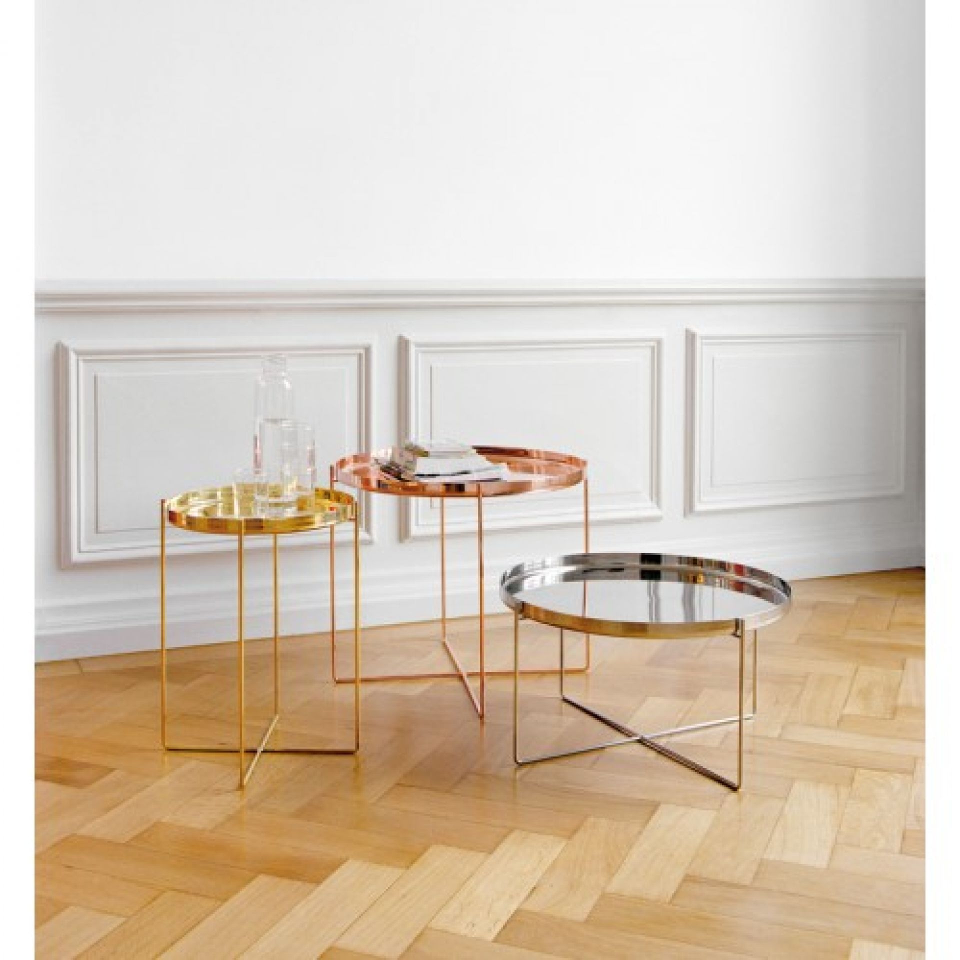 Drei Habibi Beistelltische von e15 in Gold, Kupfer und Silber auf Holzboden.