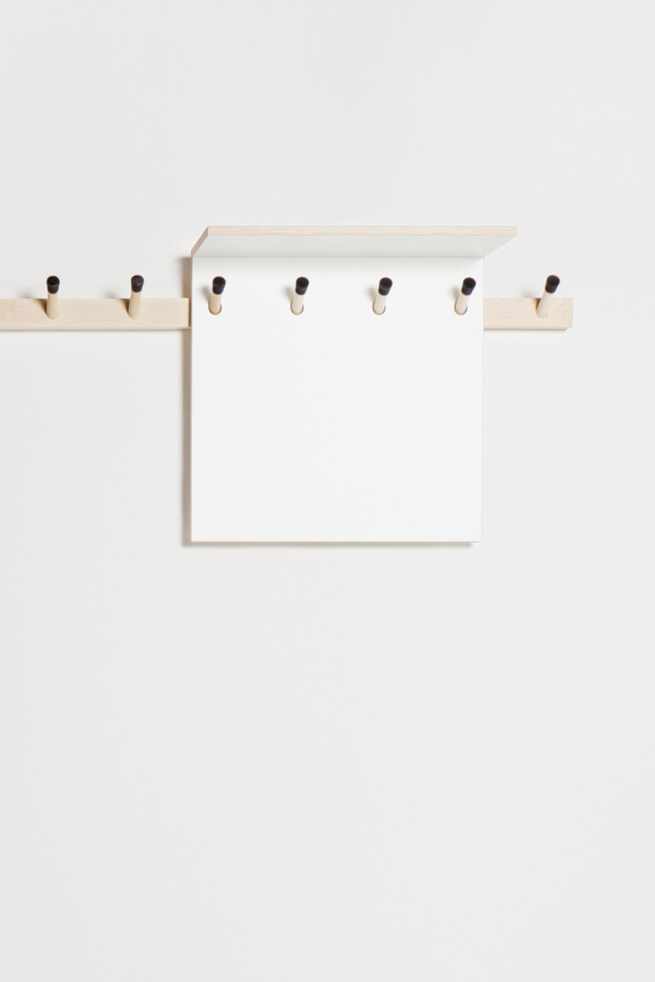 Rechenbeispiel Hutablage von Nils Holger Moormann in Schwarz: Moderne Wandgarderobe mit Ablage und Haken.