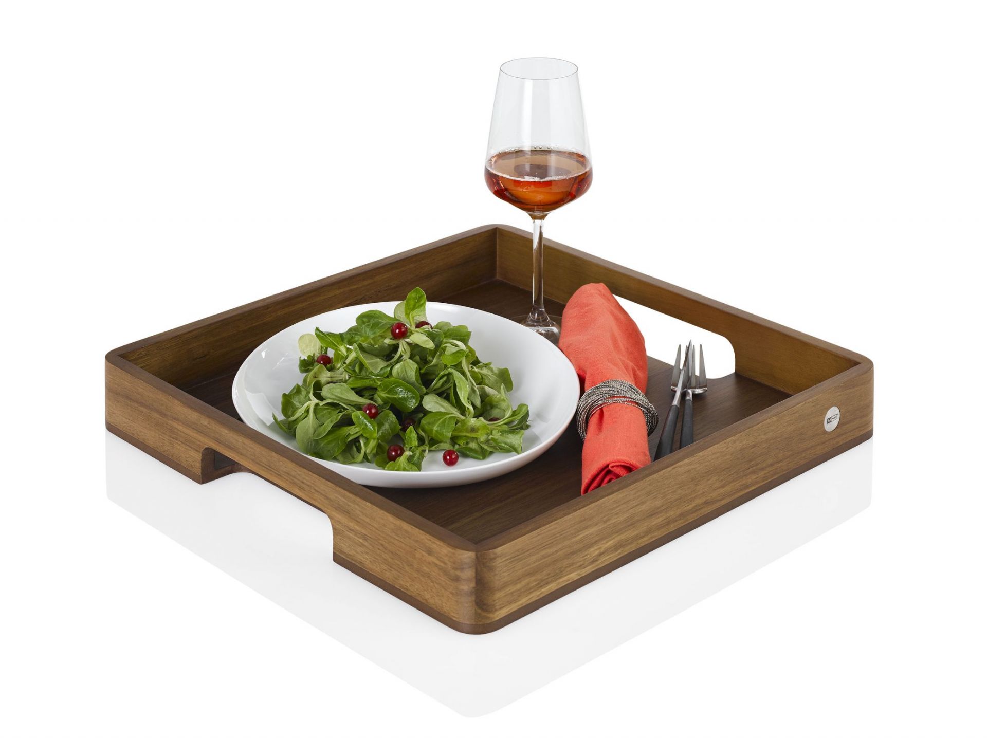Quadratisches Serviertablett aus Holz mit Salat, Weinglas und Besteck. AdHoc Servierbrett für stilvolles Servieren.