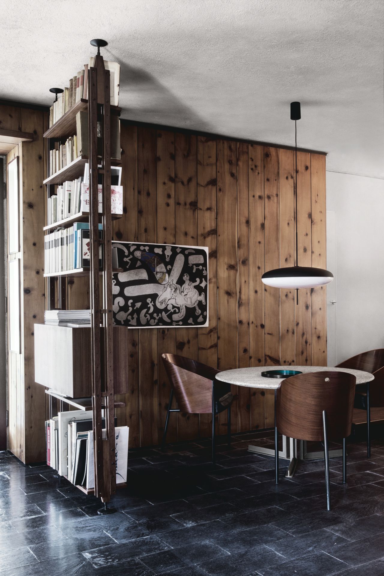 Astep Model 2065 Deckenleuchte in Schwarz-Weiß über Esstisch, modernes Design.