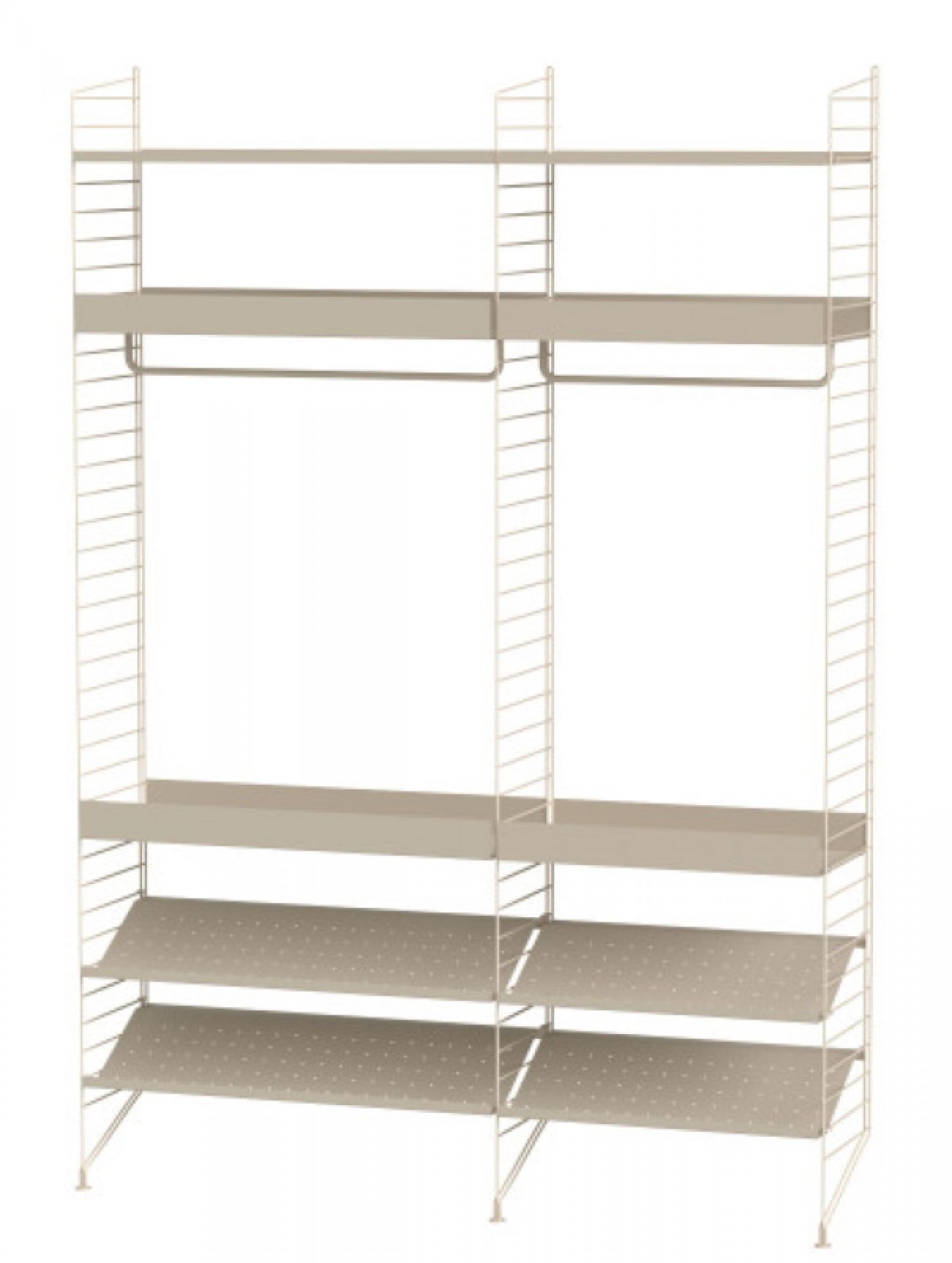 Beiges String Regalsystem für Schlafzimmer mit Kleiderstangen und Lochblechböden. Bodenstehendes Regal.