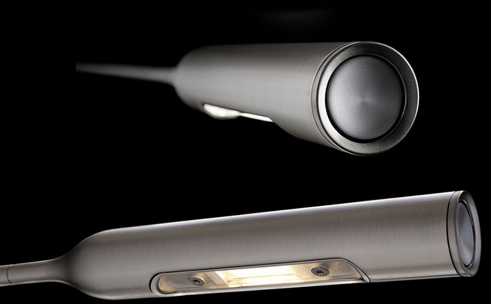 Nahaufnahme der Flo Nachttischleuchte Lumina, eine moderne LED-Bettleuchte in gebürstetem Nickel.