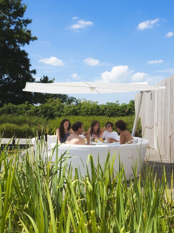 Kosmos Tisch-Sitz-Liege von Extremis: Gruppe genießt Mahlzeit im Freien auf der runden Outdoor-Sitzgruppe.