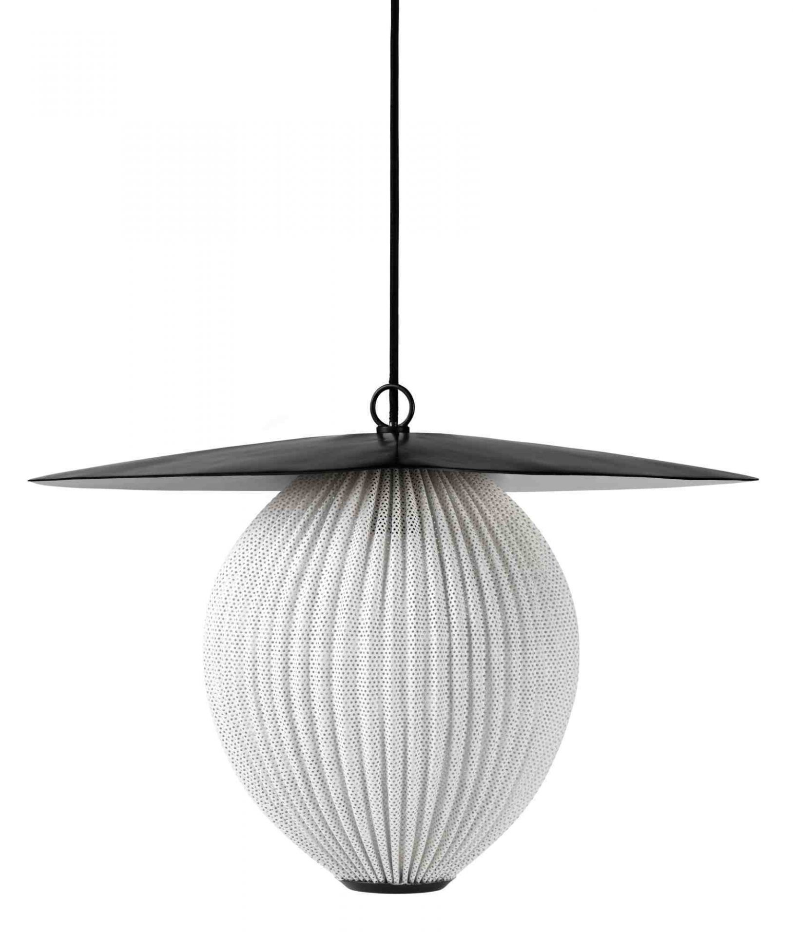 Cremefarbene Satellite Pendelleuchte von Gubi: Moderne Hängelampe mit plissiertem Schirm und schwarzem Lampenschirm.