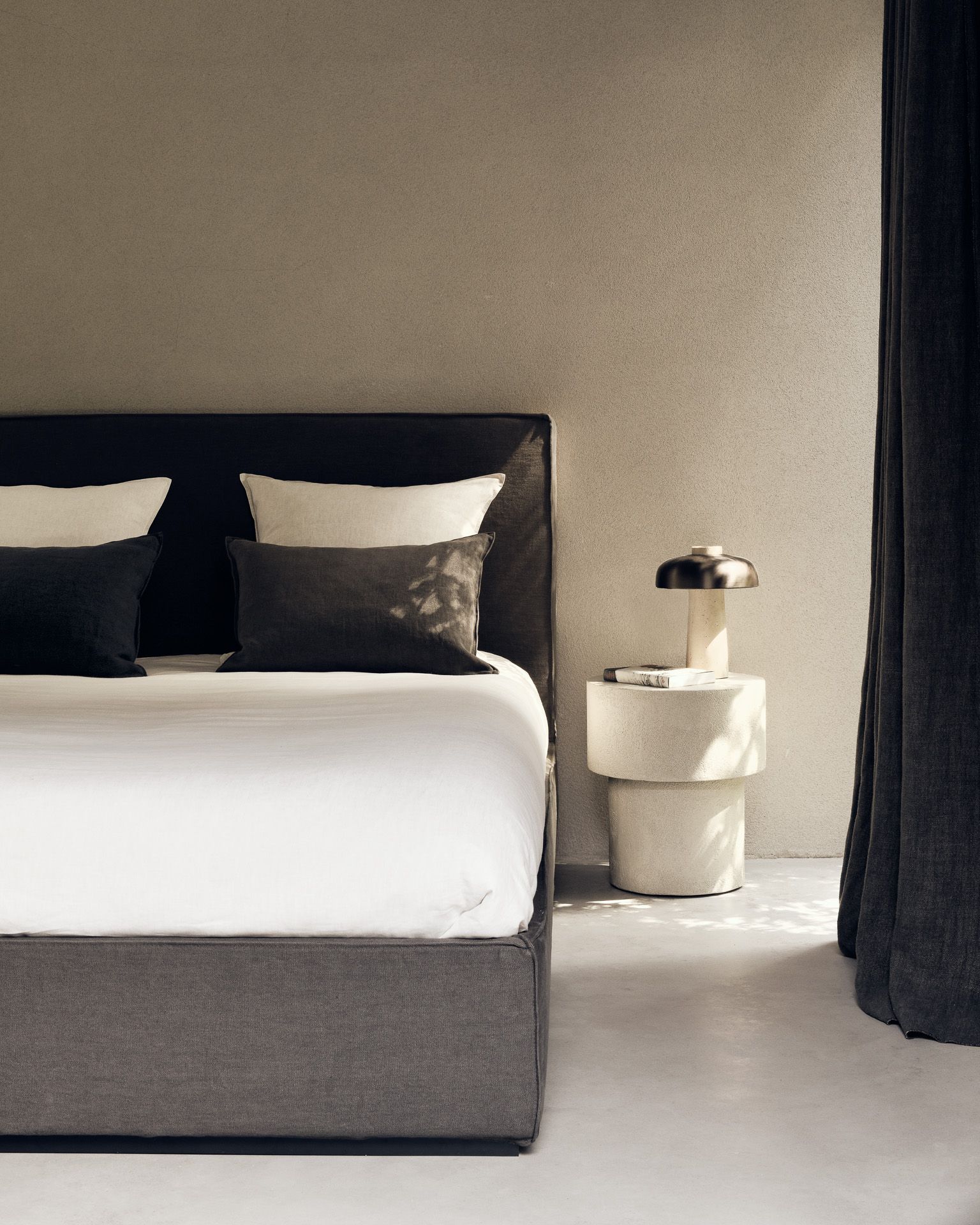 Revive Bett von Ethnicraft mit abnehmbarem Bezug in Grau, inklusive Nachttisch und Lampe.