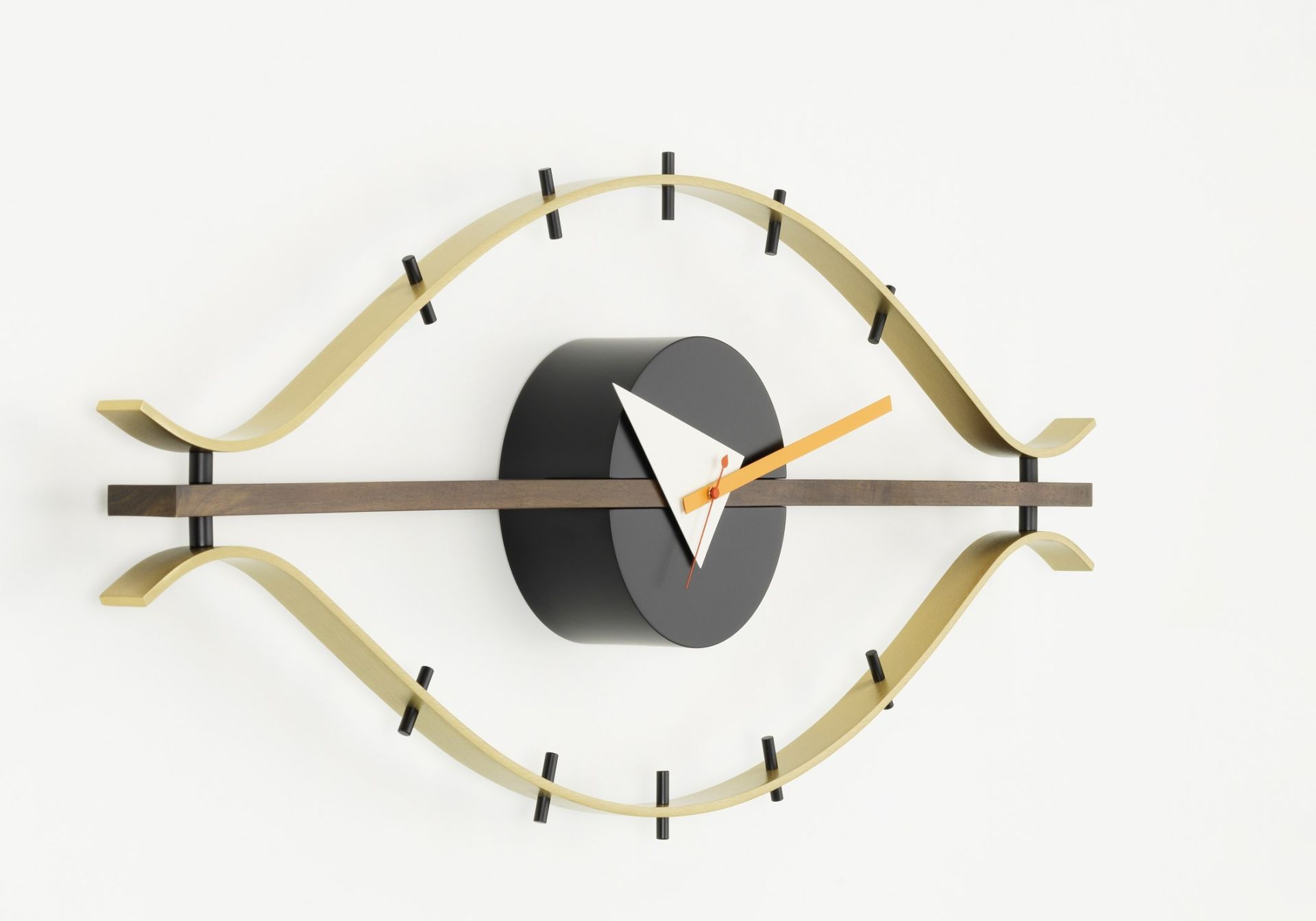 Eye Clock Wanduhr von Vitra: Design Wanduhr in Augenform, goldfarben mit schwarzen und braunen Akzenten.