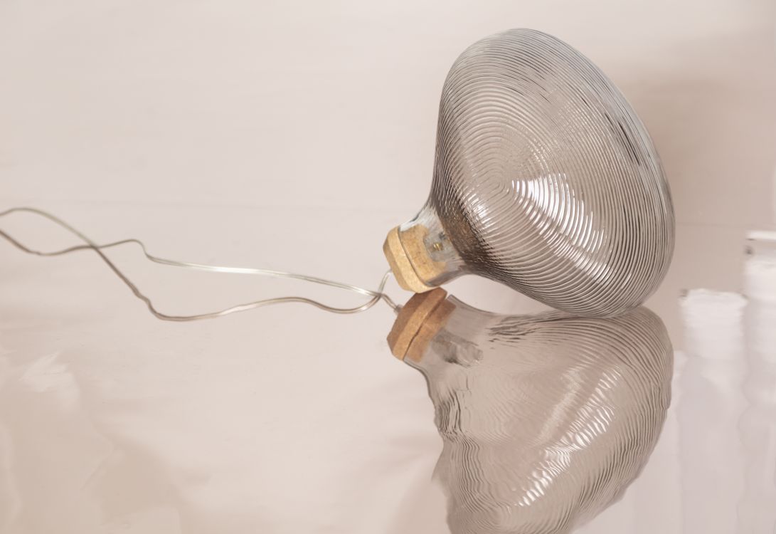 Tidelight Tischleuchte von Petite Friture, moderne Lampe aus geriffeltem Glas mit Korkfuß und Kabel.