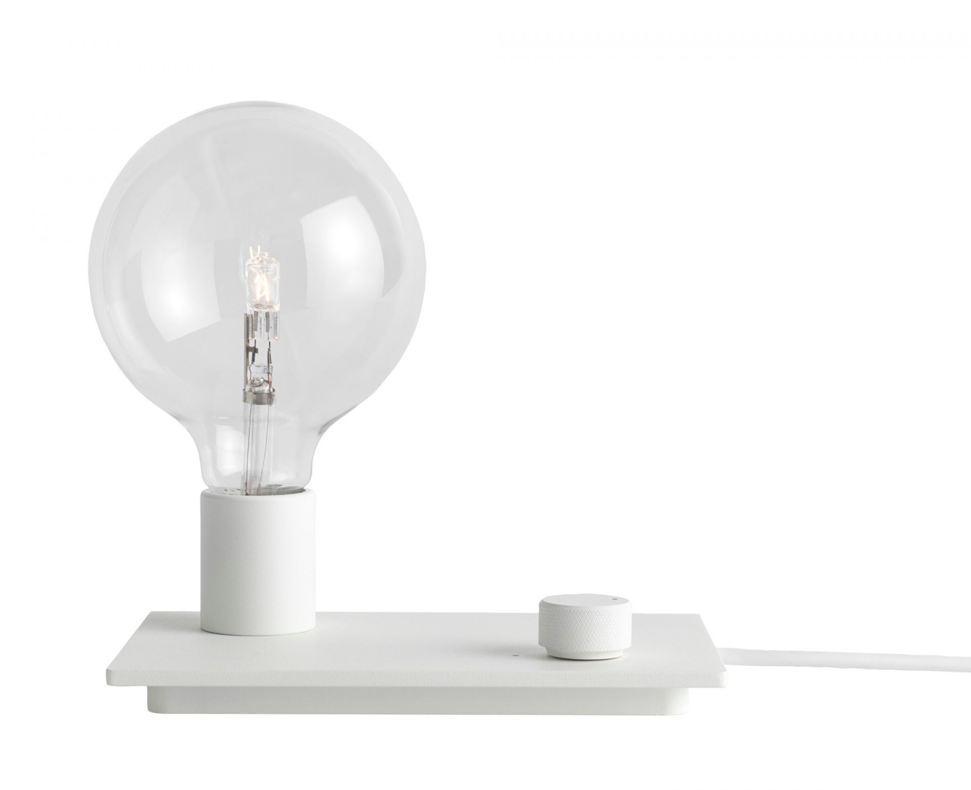 Weiße Muuto Control Tischleuchte mit Dimmer und großer Glühbirne für stimmungsvolles Licht.
