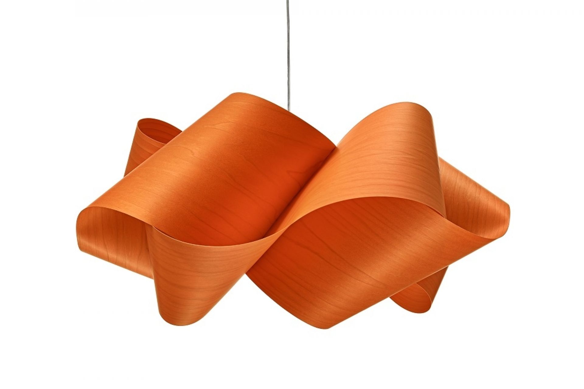 Orangefarbene Swirl Pendelleuchte von LZF Lamps, moderne Hängelampe aus Holzfurnier für Wohnraumbeleuchtung.