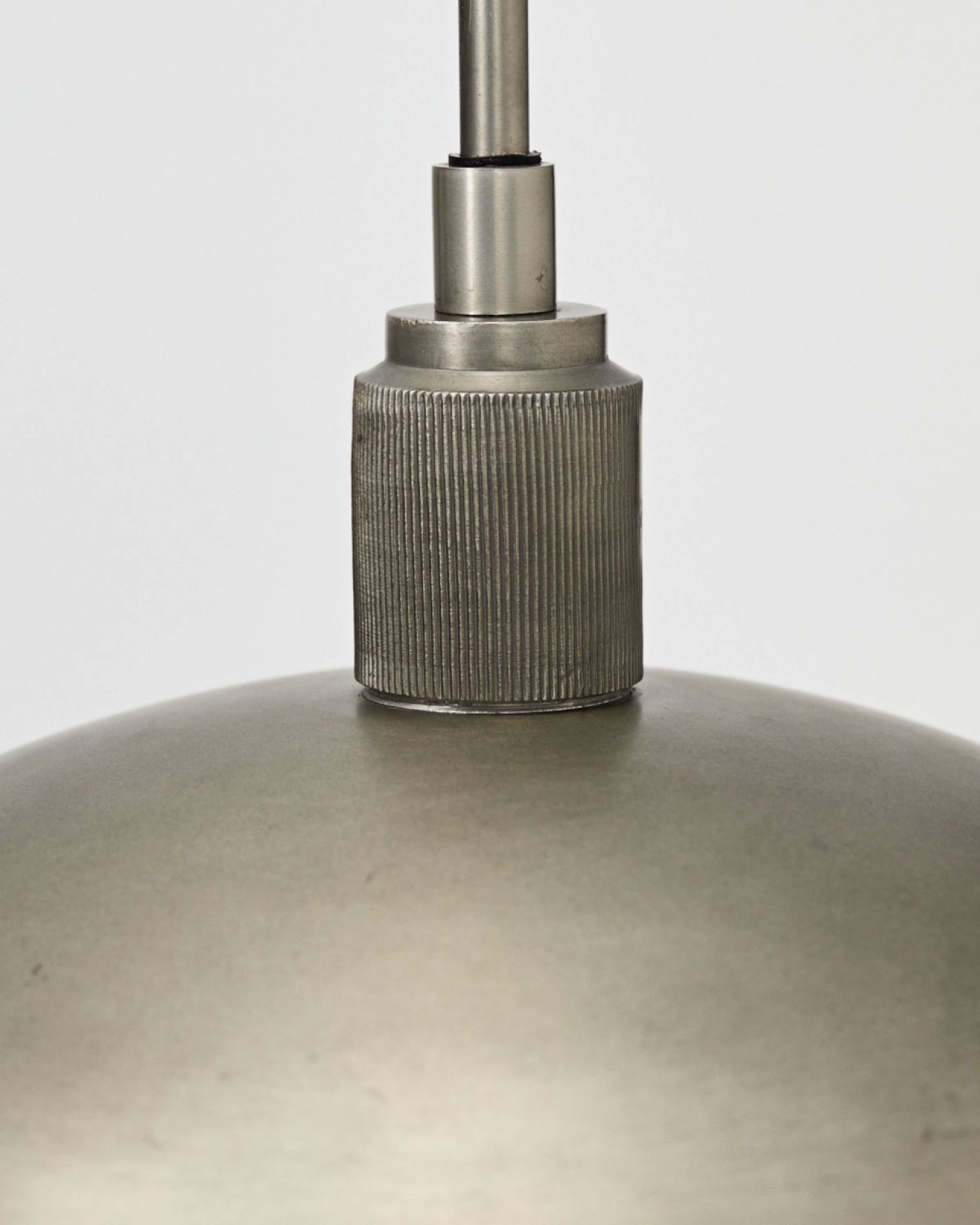 Detailaufnahme der Boston Pendelleuchte von House Doctor, silberfarbene Hängeleuchte für Wohnraumbeleuchtung.