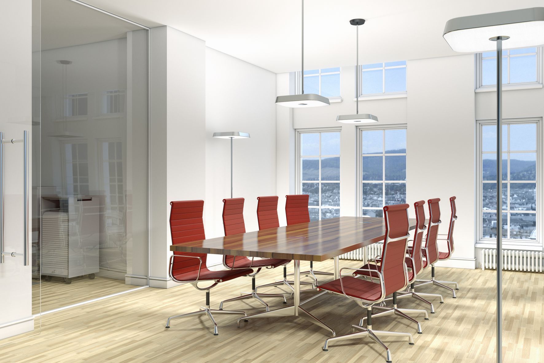 Moderner Konferenzraum mit Holztisch, roten Stühlen und Belux Koi-Q Stehleuchte für optimale Bürobeleuchtung.