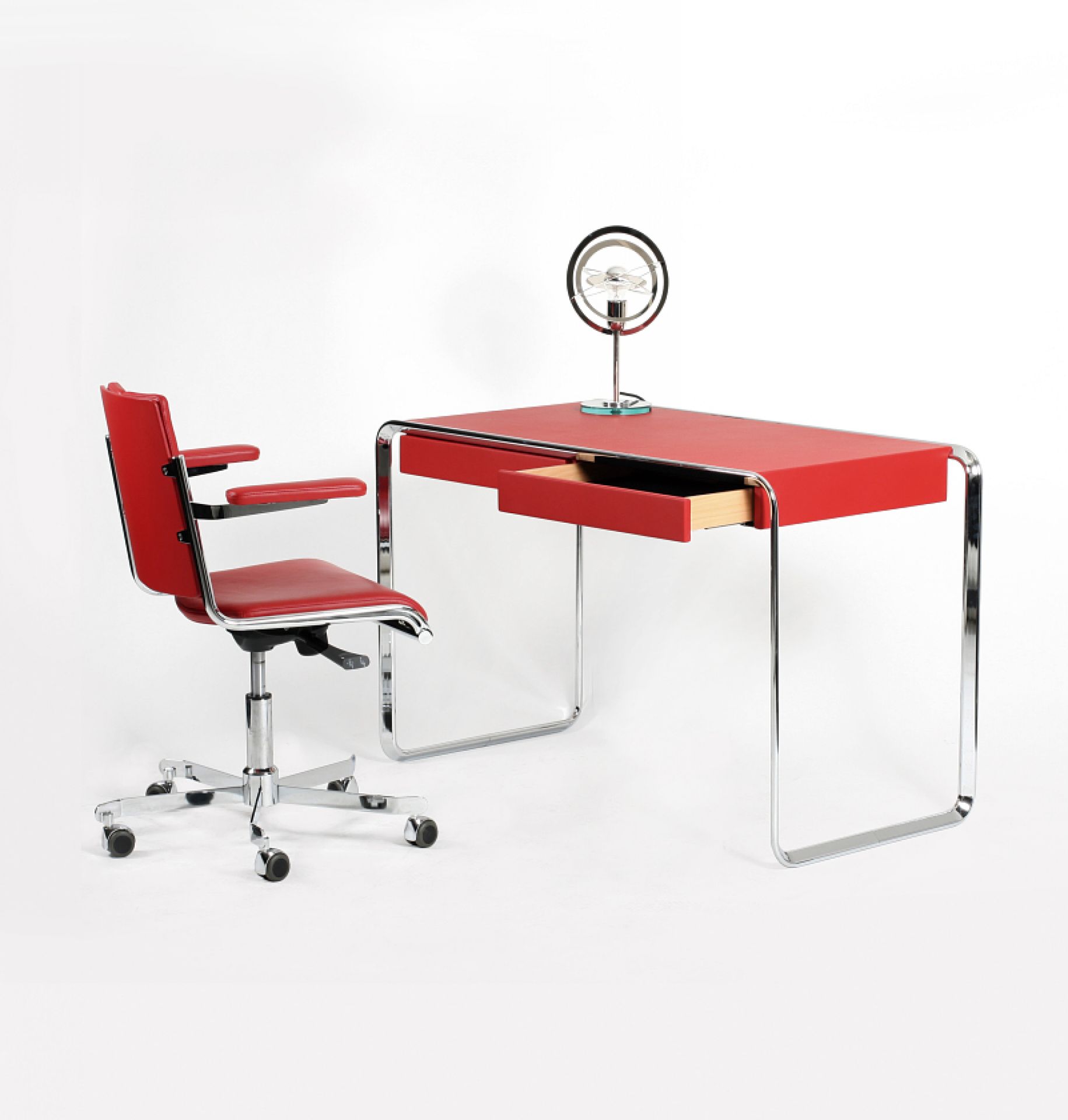 Roter K2D Schreibtisch von Tecta mit Stuhl und Lampe, modernes Design für Büro und Arbeitszimmer.