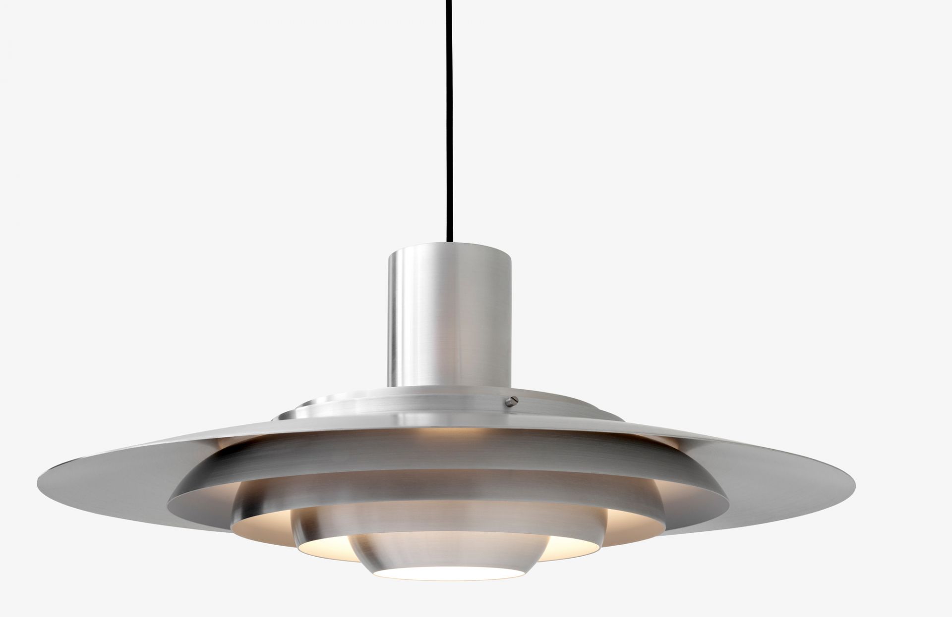 P376 Pendelleuchte aus Aluminium von AndTradition, modernes Design für Wohnzimmer und Esszimmer.