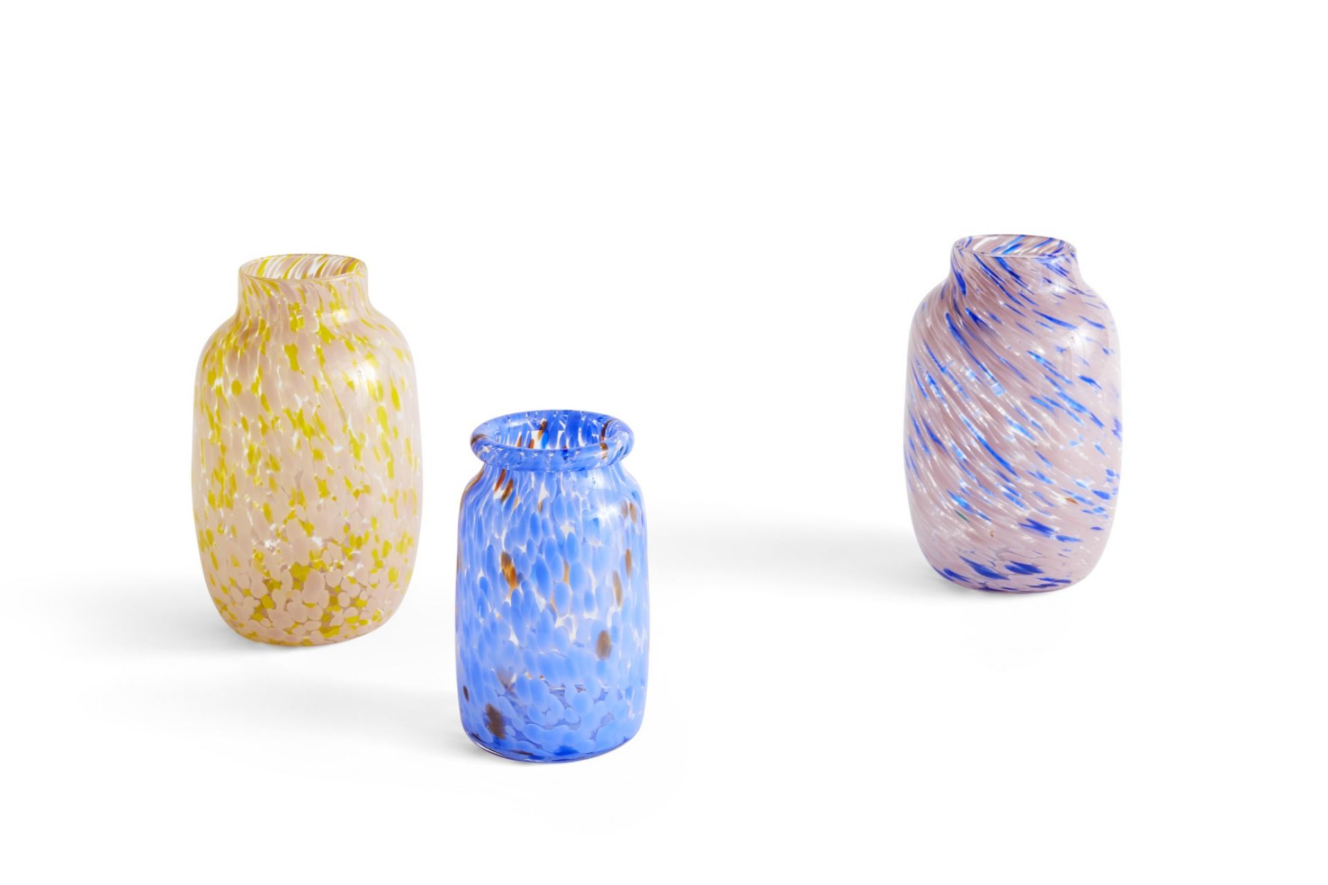 Drei Splash Vasen von Hay in Gelb, Blau und Rosa mit blauen Akzenten.