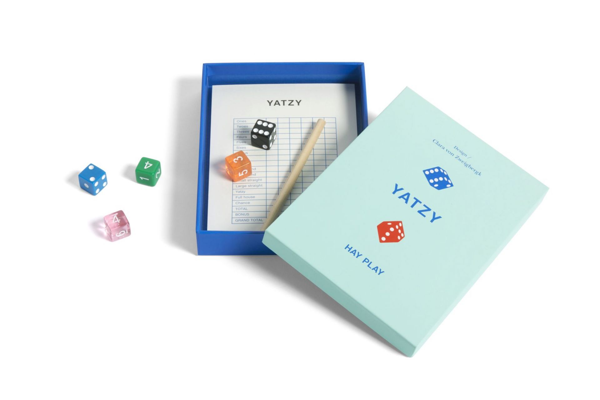 Play Yatzy DE Blau Hay: Farbwürfel, Block und Stift für das beliebte Würfelspiel.