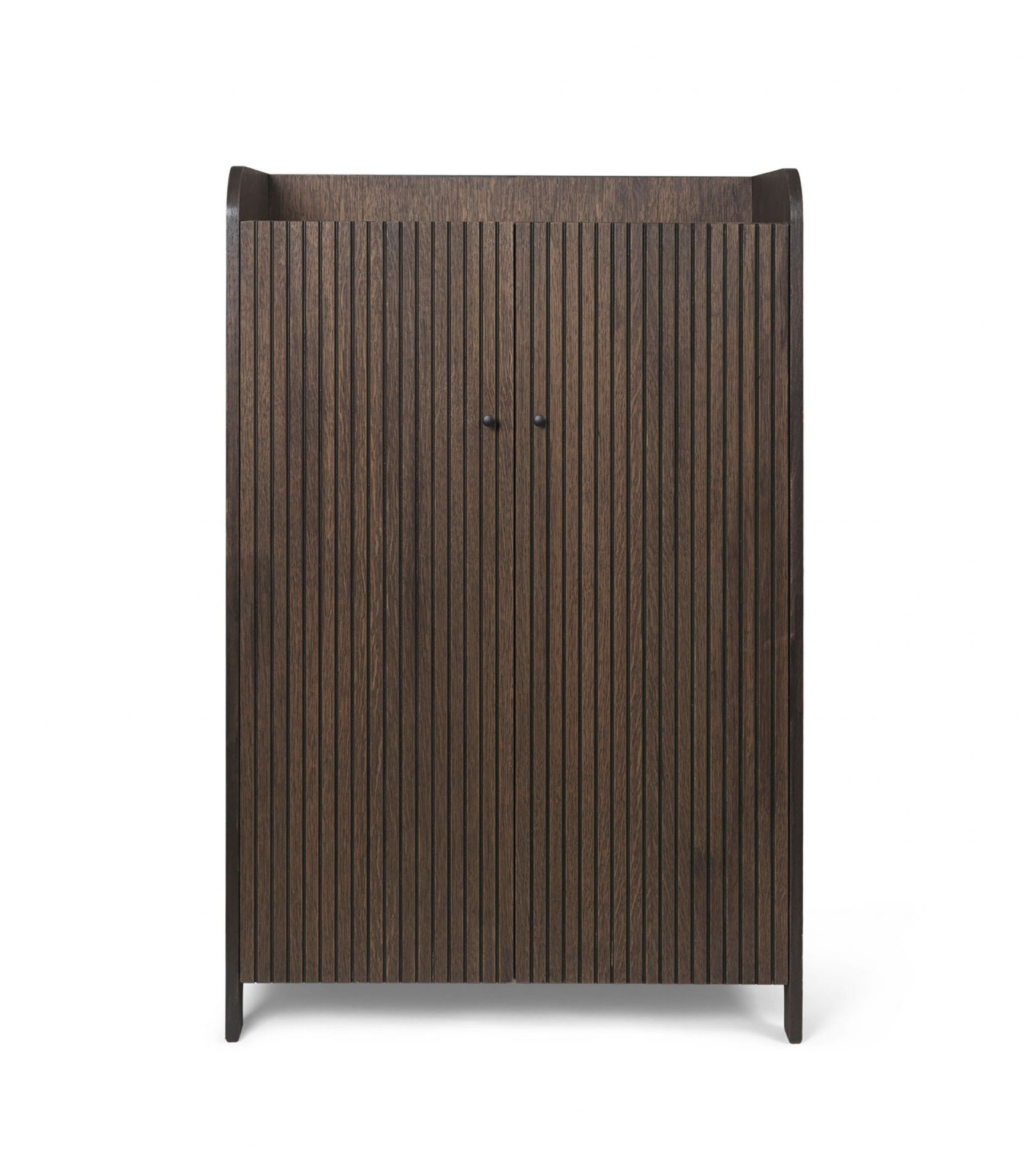 Sill Schrank von Ferm Living, niedrige Kommode aus dunkel gebeizter Eiche mit zwei Türen.