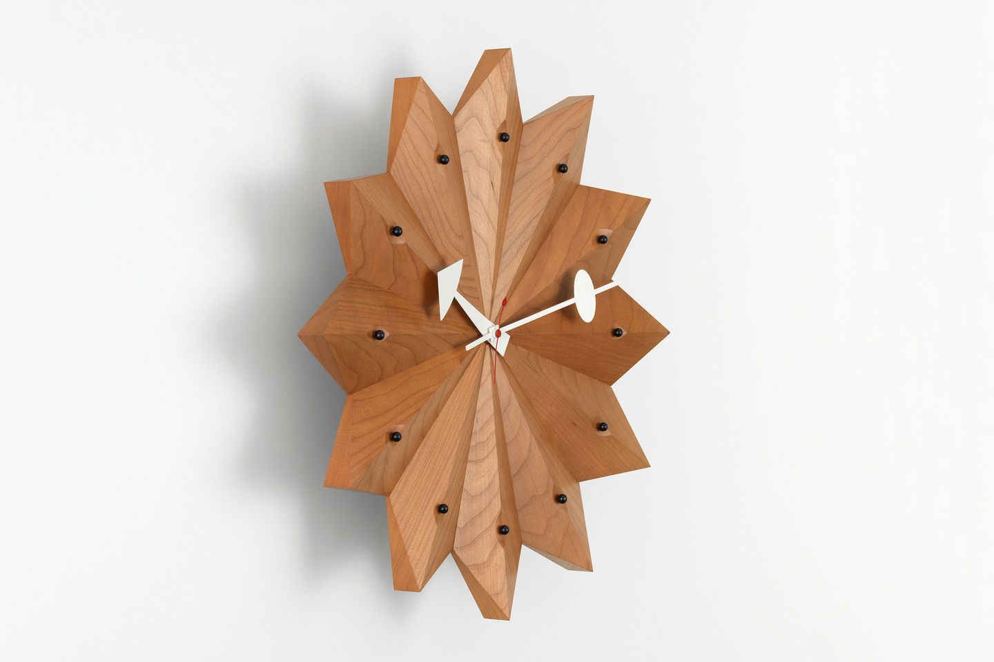 Fan Clock Wanduhr aus Kirschbaumholz von Vitra, moderne Designer Wanduhr für Wohnzimmer und Büro.