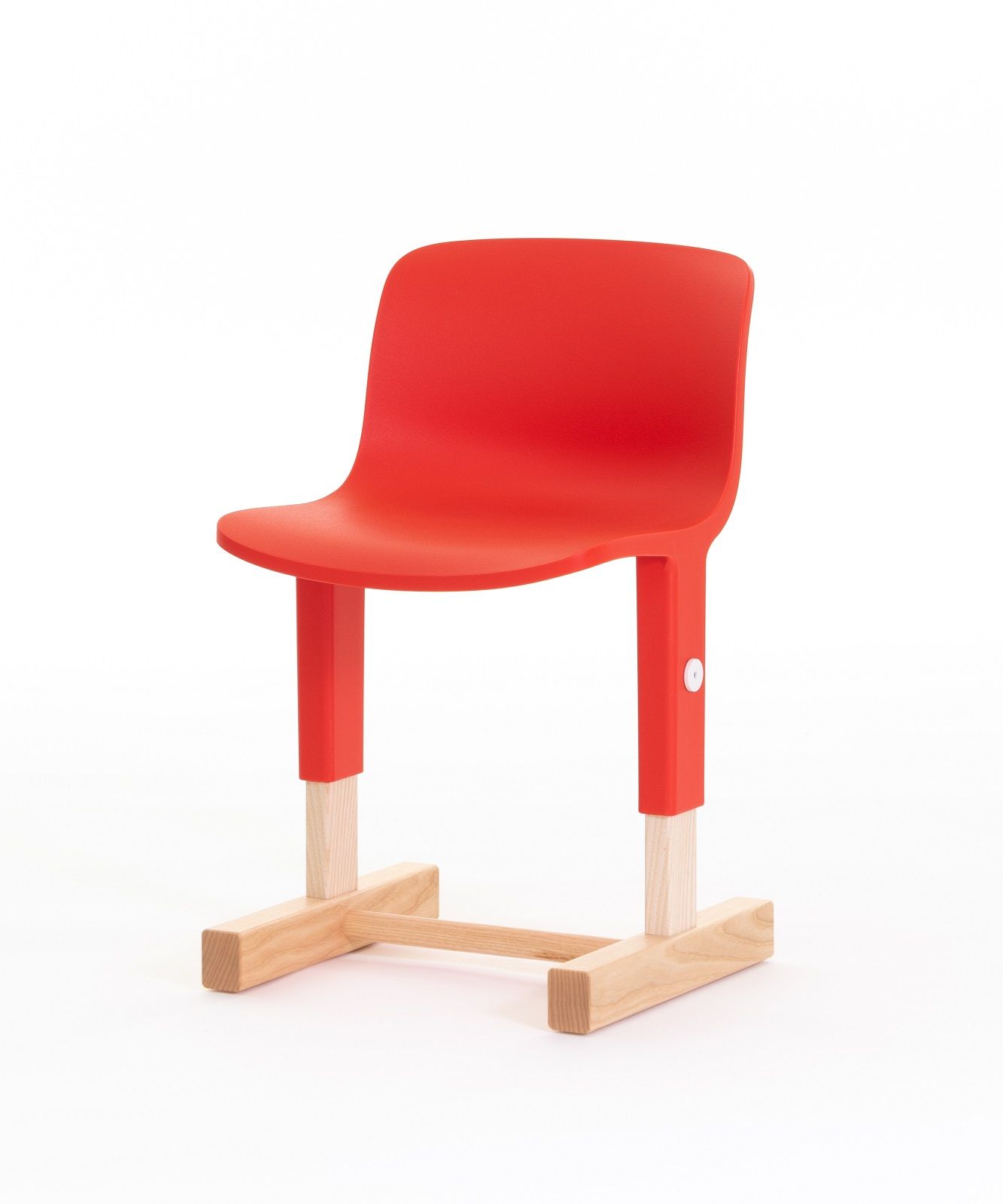 Oranger Little Big Chair Kinderstuhl von Magis, höhenverstellbar, mit Holzfuß auf weißem Hintergrund.